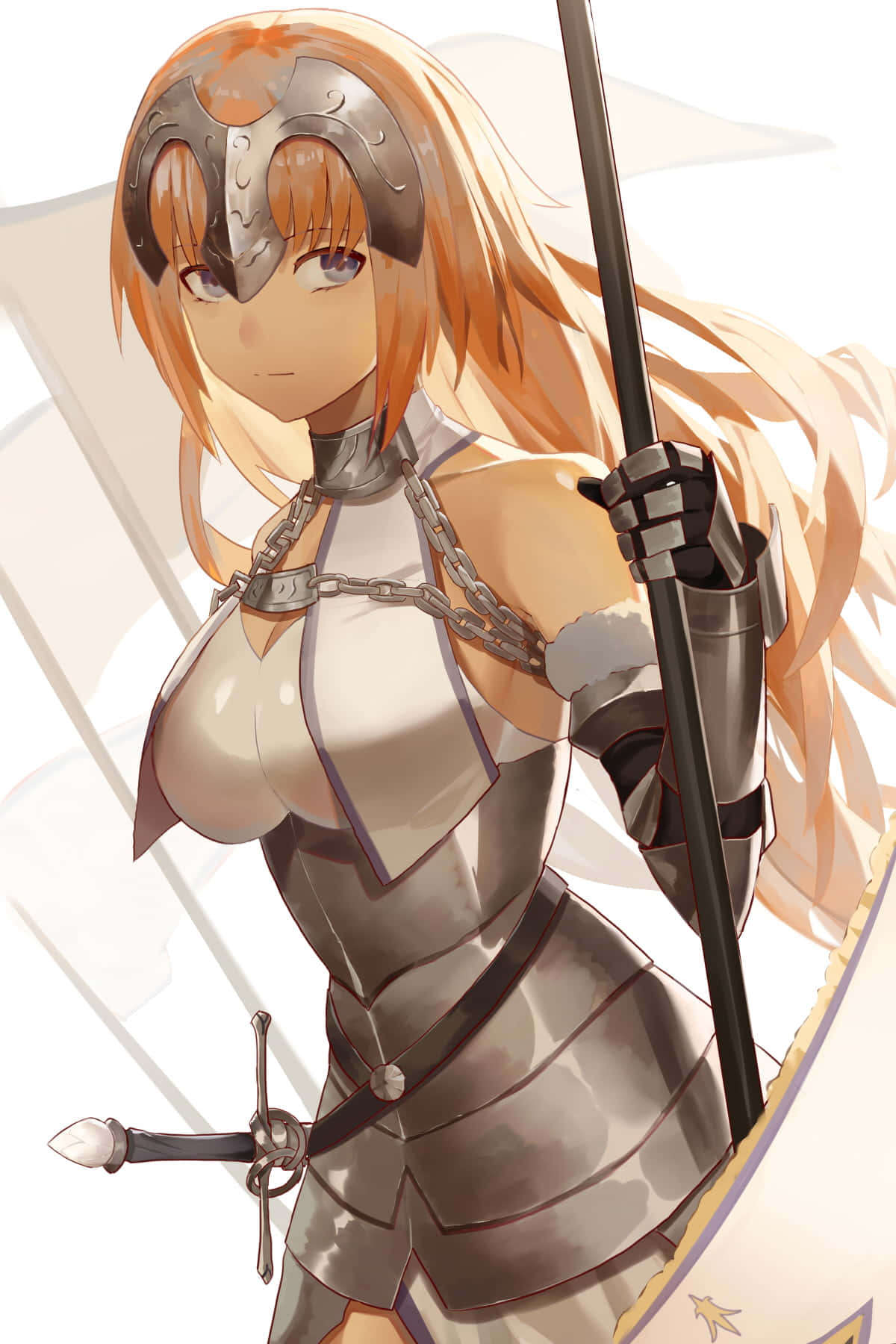 解鎖《Fate Grand Order》中的「迦勒底」力量 壁紙 — 一位金髮動漫騎士穿著精緻的銀色盔甲，手持長矛，在明亮的白色背景下帶著平靜自信的眼神。