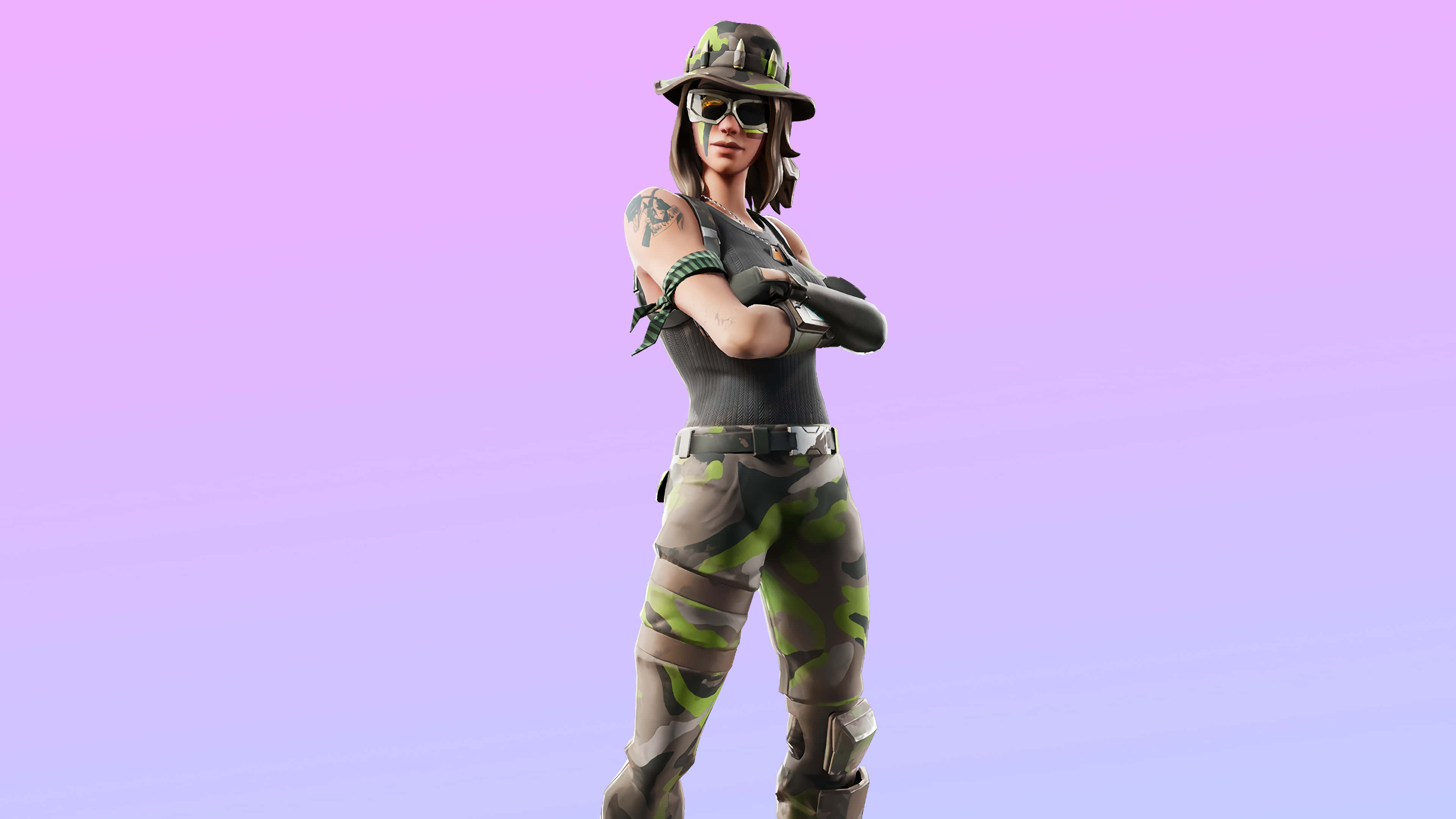 解鎖Ruby《Fortnite》造型，走出你的土地！ 壁紙 — 一位自信的女性遊戲玩家，身穿迷彩裝備和太陽眼鏡，站在柔和的紫色漸變背景前。