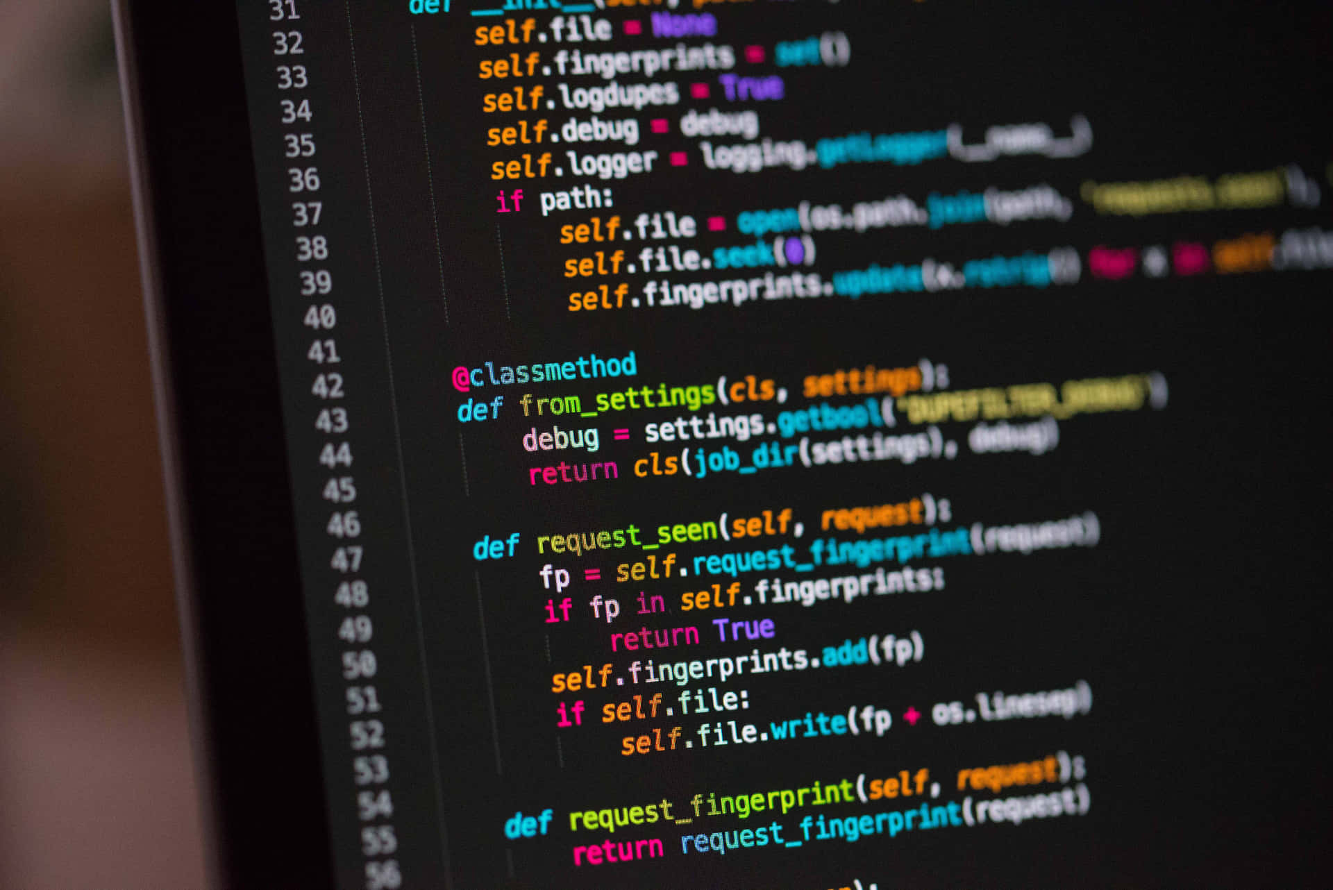 特寫在電腦螢幕上運行的Python程式碼。