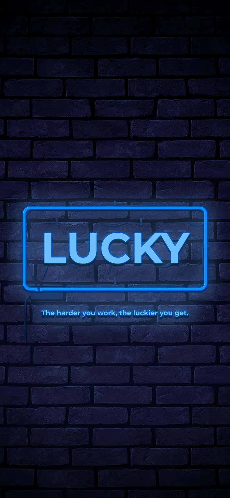 磚牆上寫著 LUCKY 的藍色霓虹燈牌，下方有勵志語句。