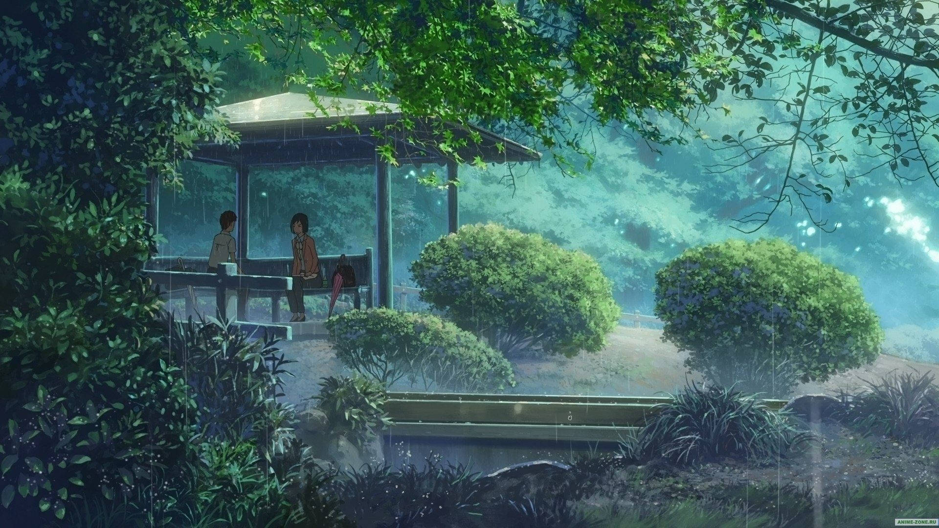 《言葉之庭》雨景風情 壁紙 — 兩個人物坐在木製涼亭下，在一個鬱鬱蔥蔥的綠色花園中，雨水輕輕地落在他們周圍。