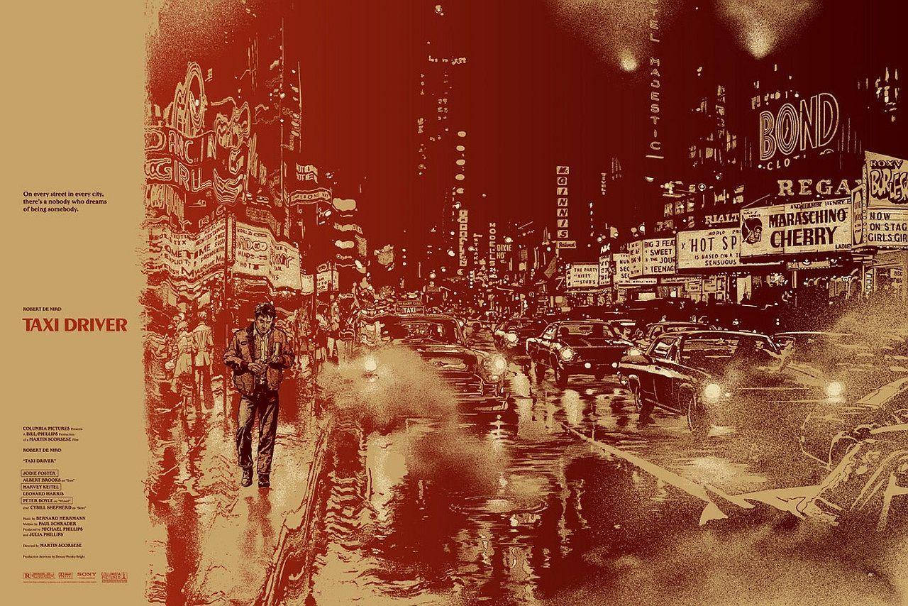 一個男人在夜晚獨自走在紐約市一條下雨的街道上，頭頂是發光的霓虹招牌。