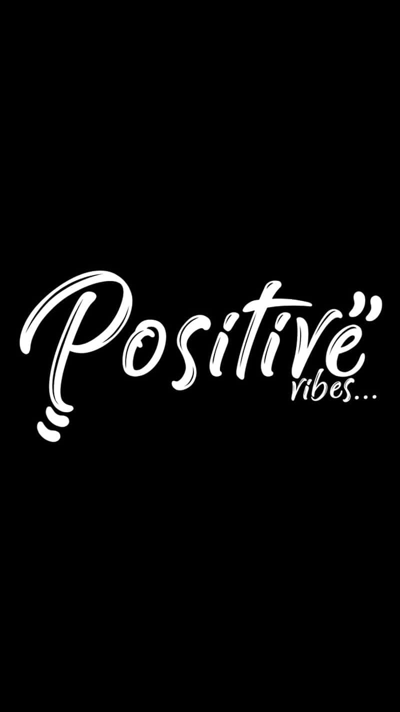 黑色背景上寫著「Positive vibes...」的白色草書文字。