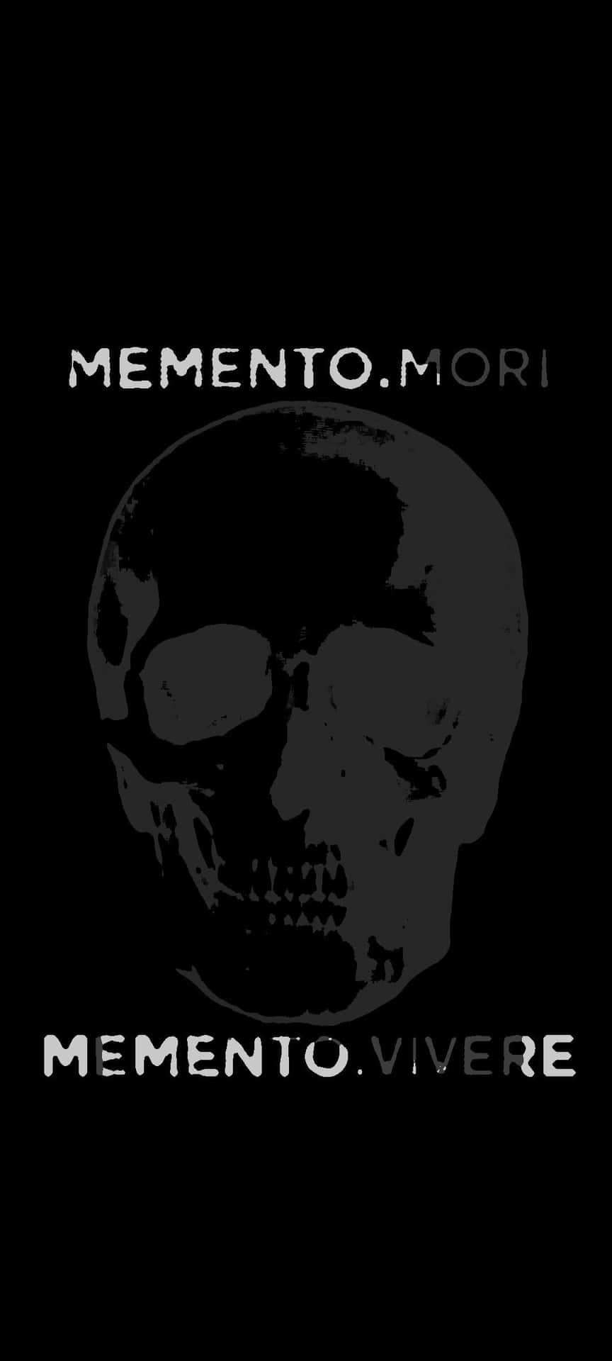 一個骷髏頭，上面有白色文字寫著Memento Mori和Memento Vivere，背景為黑色。