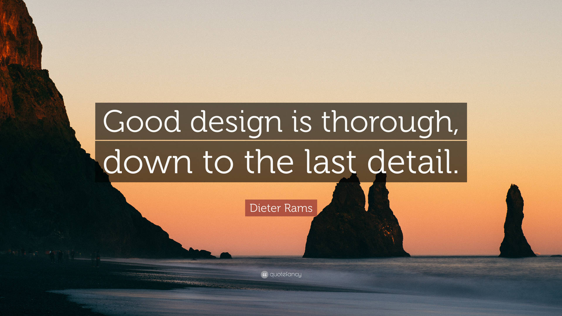 夕陽海灘場景，海蝕柱和 Dieter Rams 的勵志引文。