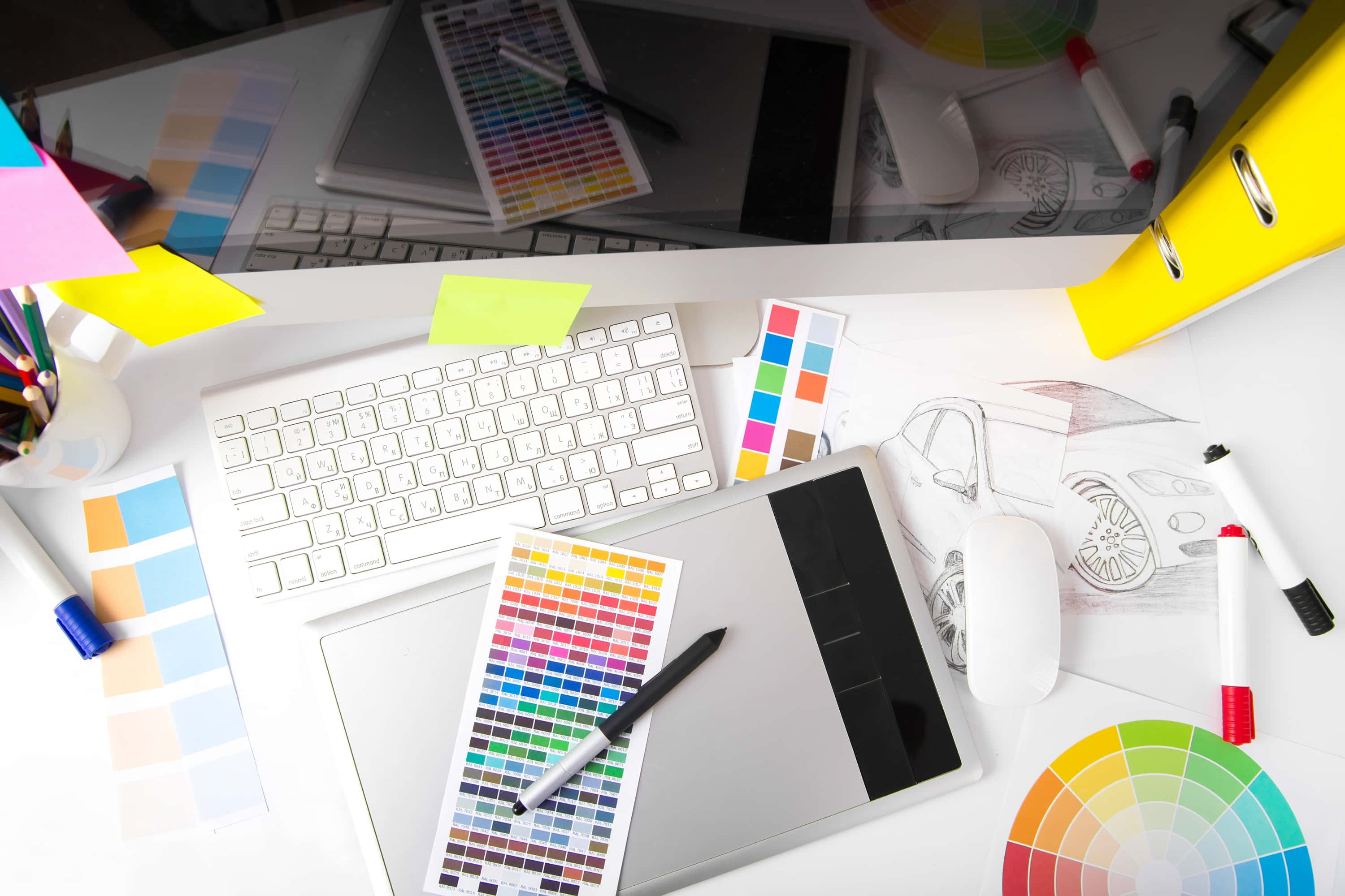 graphic design 桌布 壁紙 — 設計師白色辦公桌的俯視圖，桌上散落著色板、筆、繪圖板和汽車草圖。