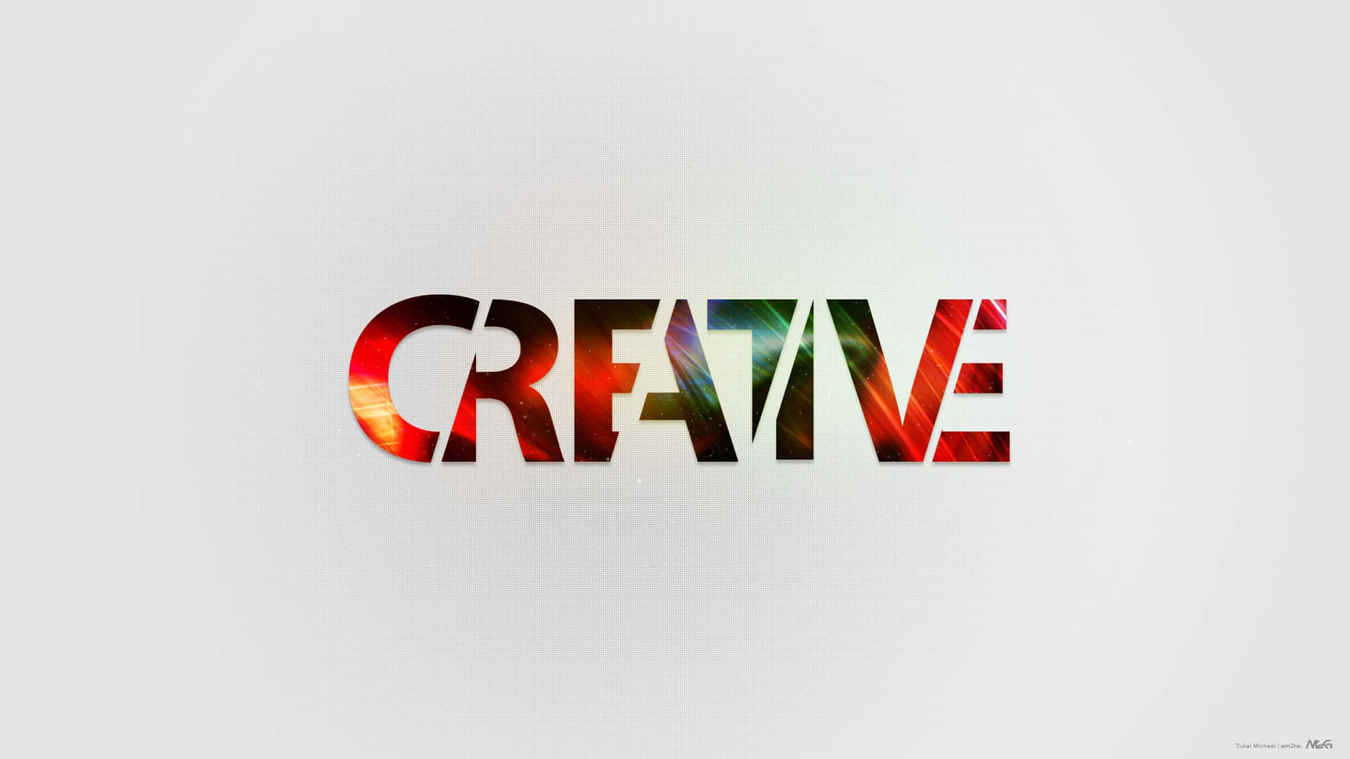 白色背景上帶有火熱和宇宙紋理的CREATIVE字樣。