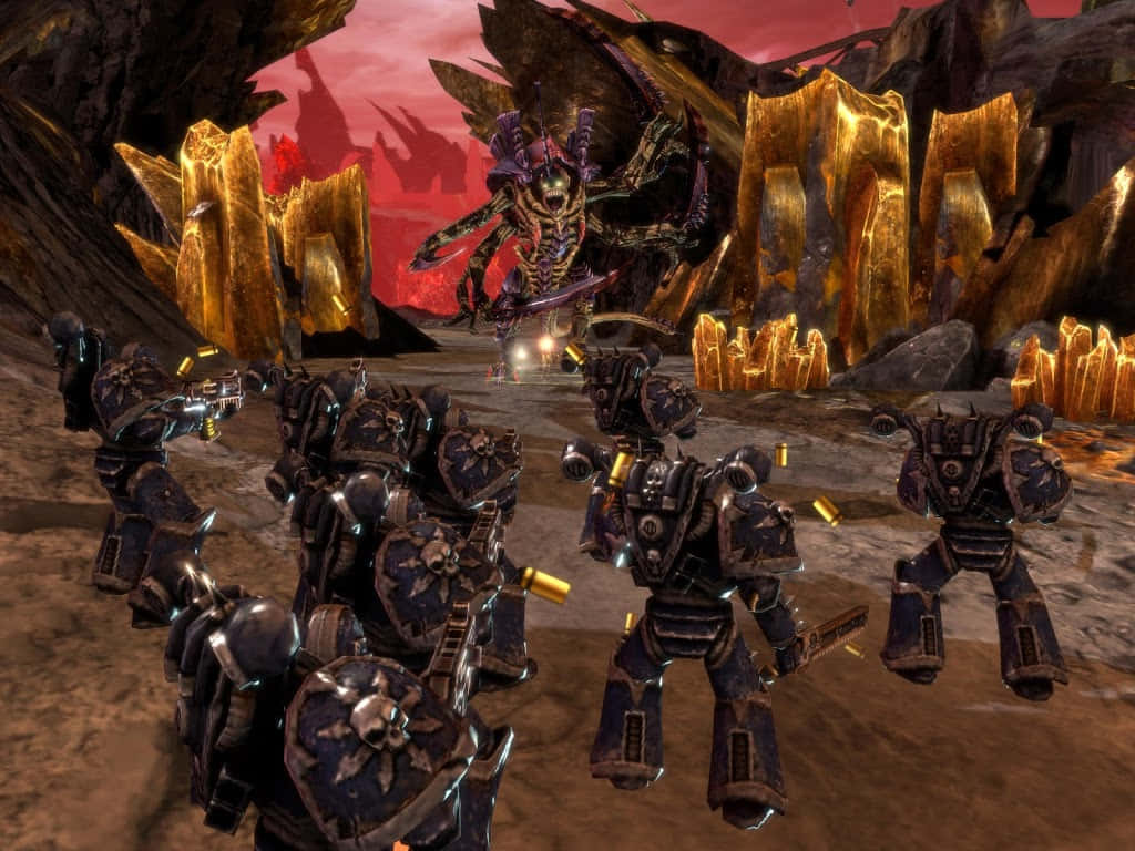 詛咒之 legion 面對蟲群領主 - 戰爭黎明III背景 壁紙 — 在血紅天空下，裝甲戰士在一個充滿發光金色水晶的洞穴中面對一個高聳的惡魔首領。