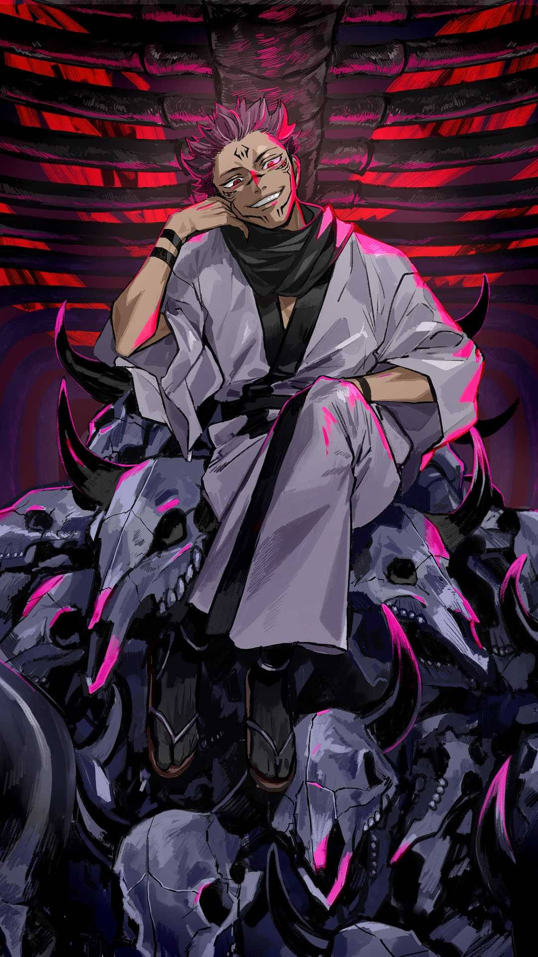 詛咒之王 Sukuna 坐於王座 壁紙 — 一個擁有尖刺頭髮和紅色眼睛的動漫角色，自信地坐在一堆頭骨上，上方是紅黑條紋的天花板。