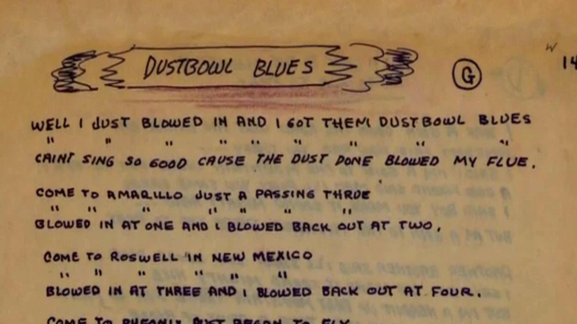 詩人與塵土之歌：伍迪·蓋瑟瑞與《Dust Bowl Blues》歌詞 壁紙 — 手寫的Dustbowl Blues歌詞，寫在泛黃的舊紙上，帶有塗鴉邊框和褪色的藍色背景文字。