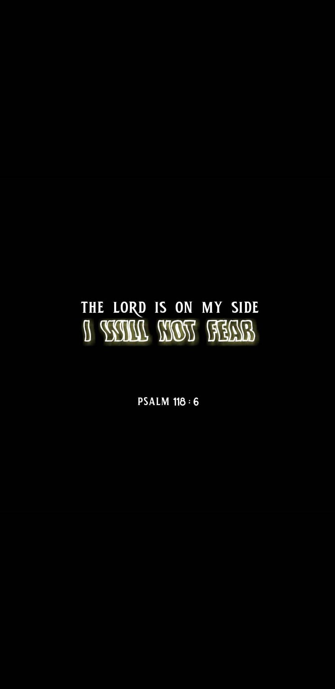 詩篇118:6 美學經文 壁紙 — 黑色背景上粗體發光文字宣告「THE LORD IS ON MY SIDE I WILL NOT FEAR」，下方有「PSALM 118:6」。