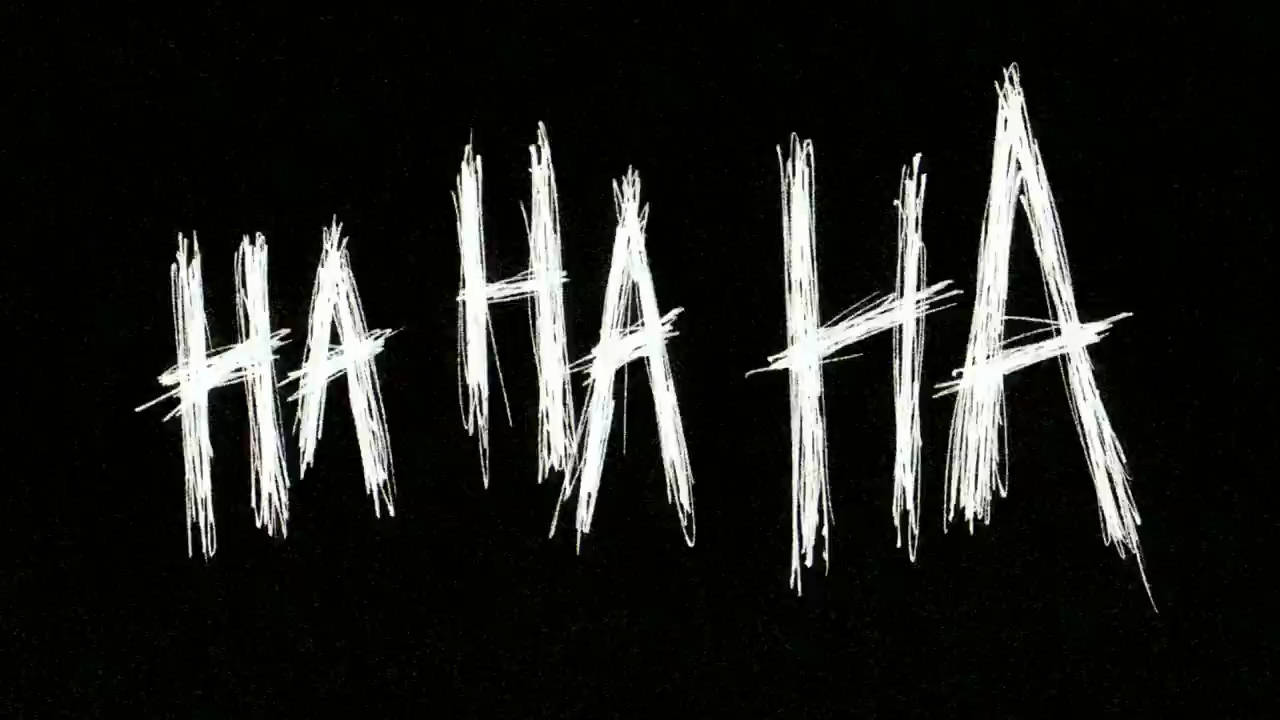 詭異哈哈哈哈哈 壁紙 — 白色混亂塗鴉文字在純黑色背景上拼寫HA HA HA。