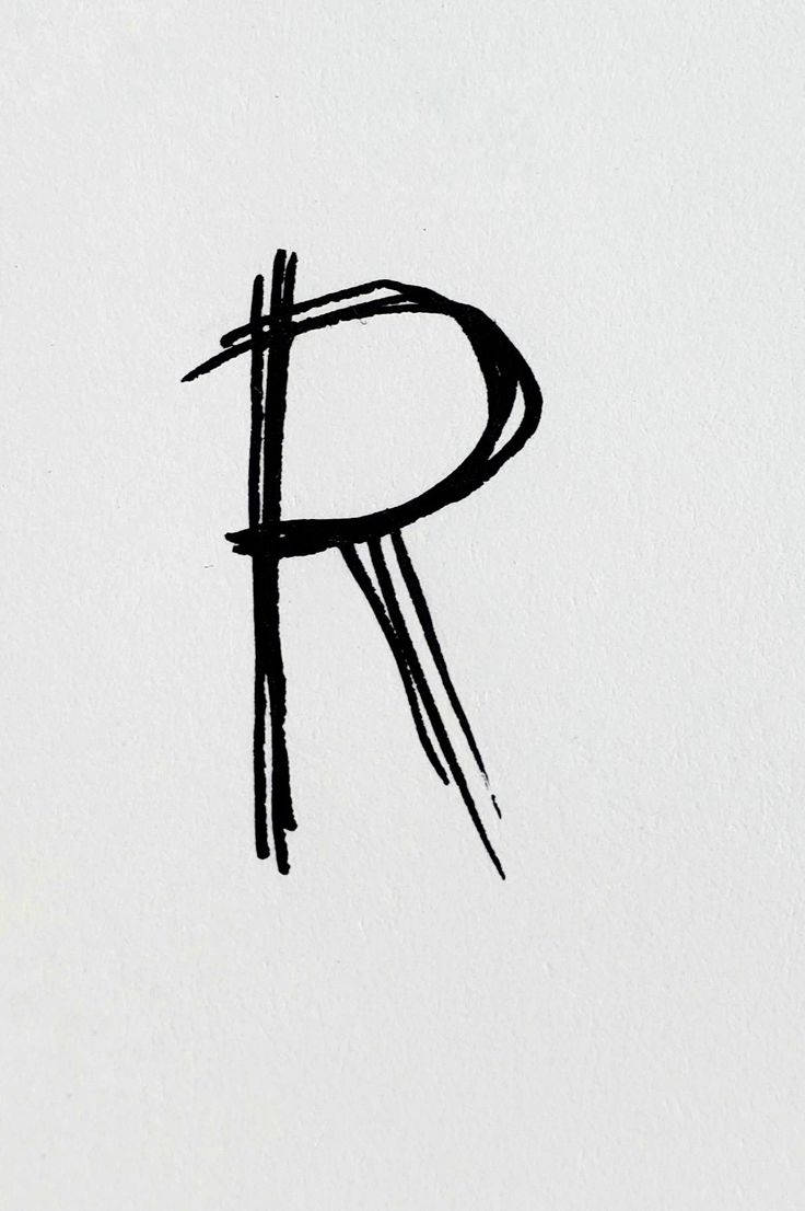 詭異字母R 壁紙 — 一個大膽的黑色手寫字母R，在帶有紋理的白色紙張上用富有表現力的筆觸勾勒出來。