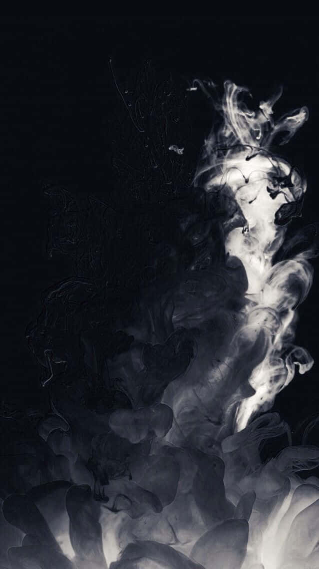 詭異的黑煙牆 壁紙 — 白色墨水的戲劇性漩渦在深黑色背景中溶解，創造出空靈的抽象形態。