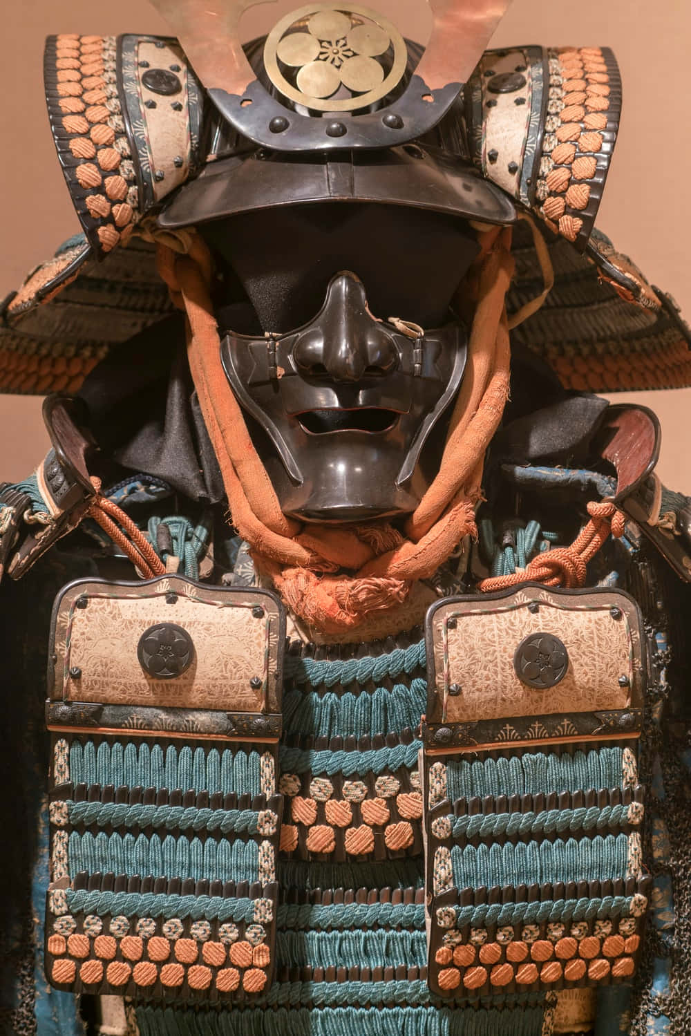 Samurai Armor 桌布 壁紙 — 詳細的武士盔甲特寫，配有黑色漆面面具和藍橙色繫帶。