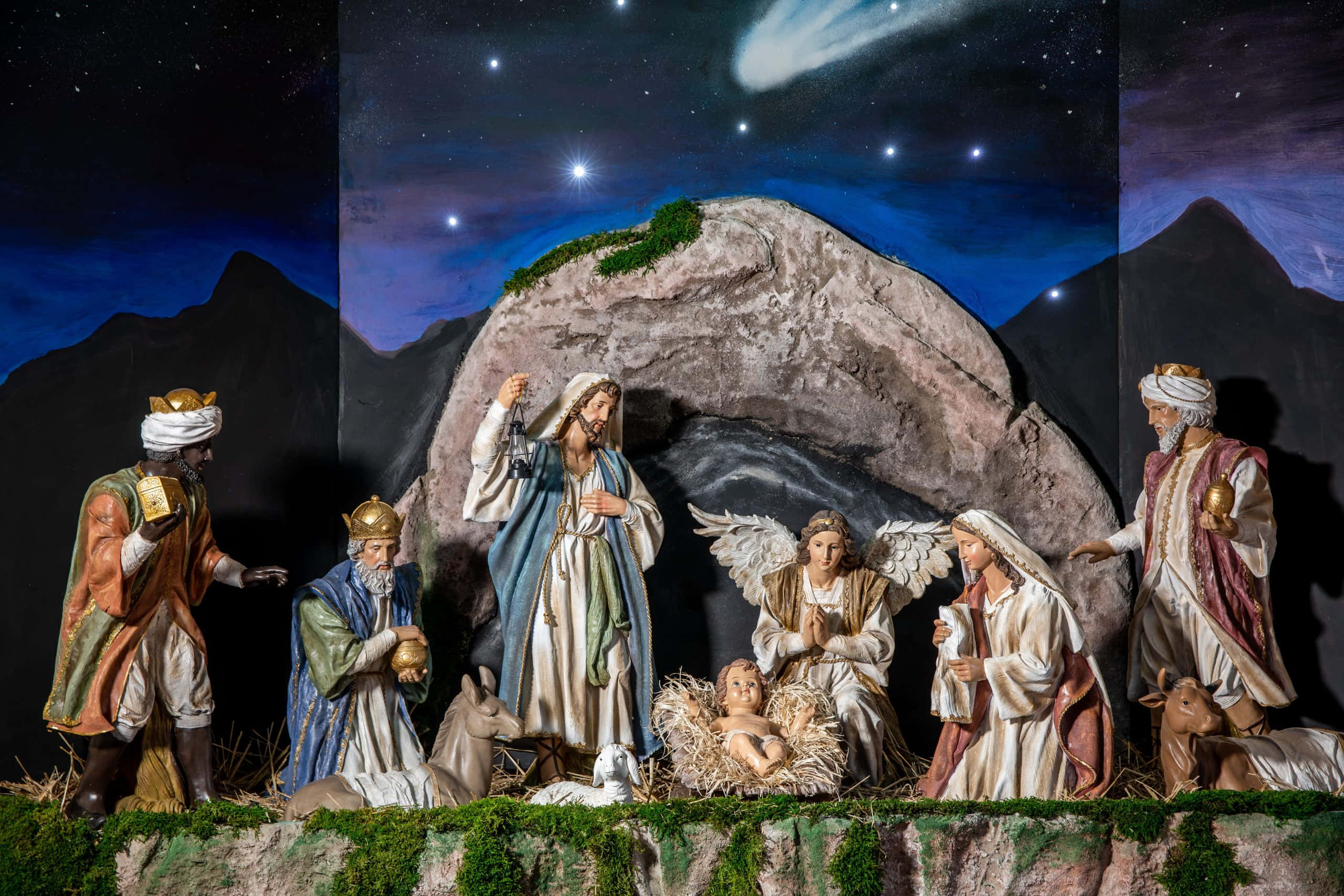 Nativity Scene 桌布 壁紙 — 詳細的耶穌誕生場景，描繪瑪利亞、約瑟、嬰兒耶穌、天使和三位智者，背景是繁星點點的夜空，有一顆彗星。