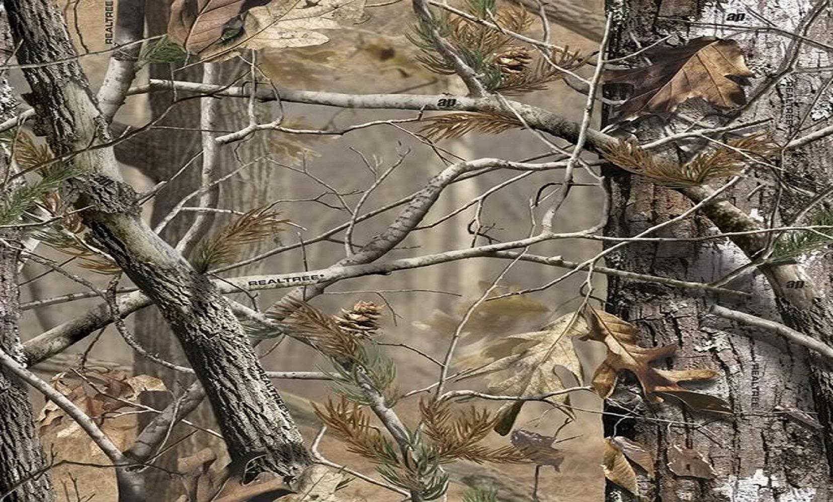 Mossy Oak Realtree 壁紙 — 詳細的迷彩圖案，模仿裸露的樹枝、松針和落葉，採用大地色調。