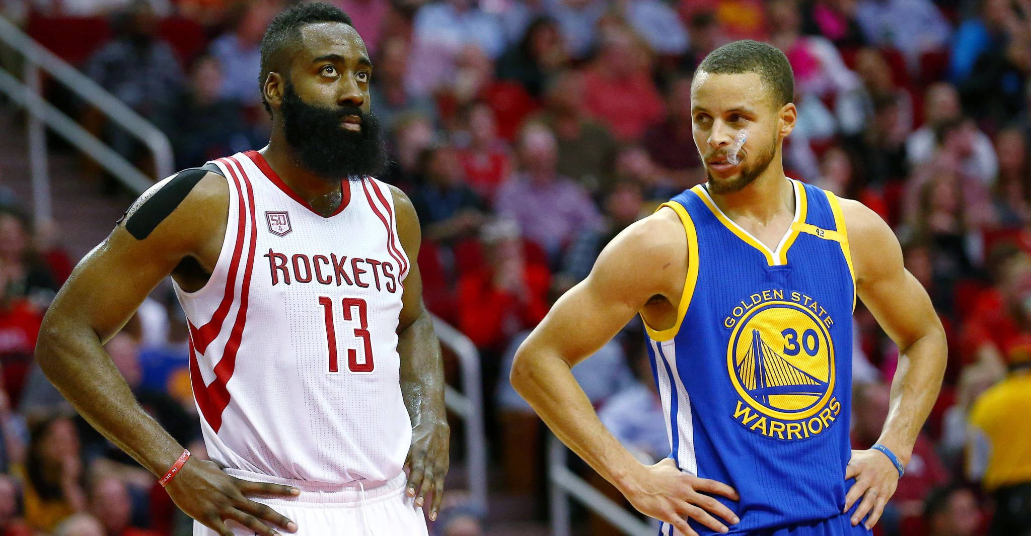 詹姆斯·哈登 與史蒂芬·柯瑞 壁紙 — 兩名NBA籃球運動員身穿球隊球衣，雙手叉腰，面向球場並排站立。