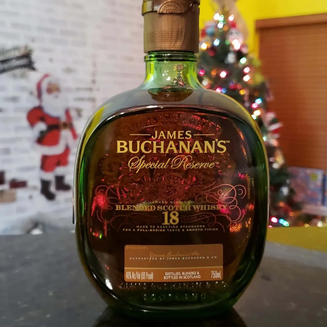 金色標籤的綠色威士忌酒瓶，搭配節日背景。