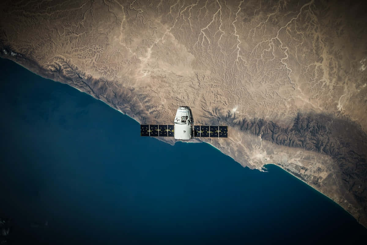 沙漠海岸線與海洋上空的衛星