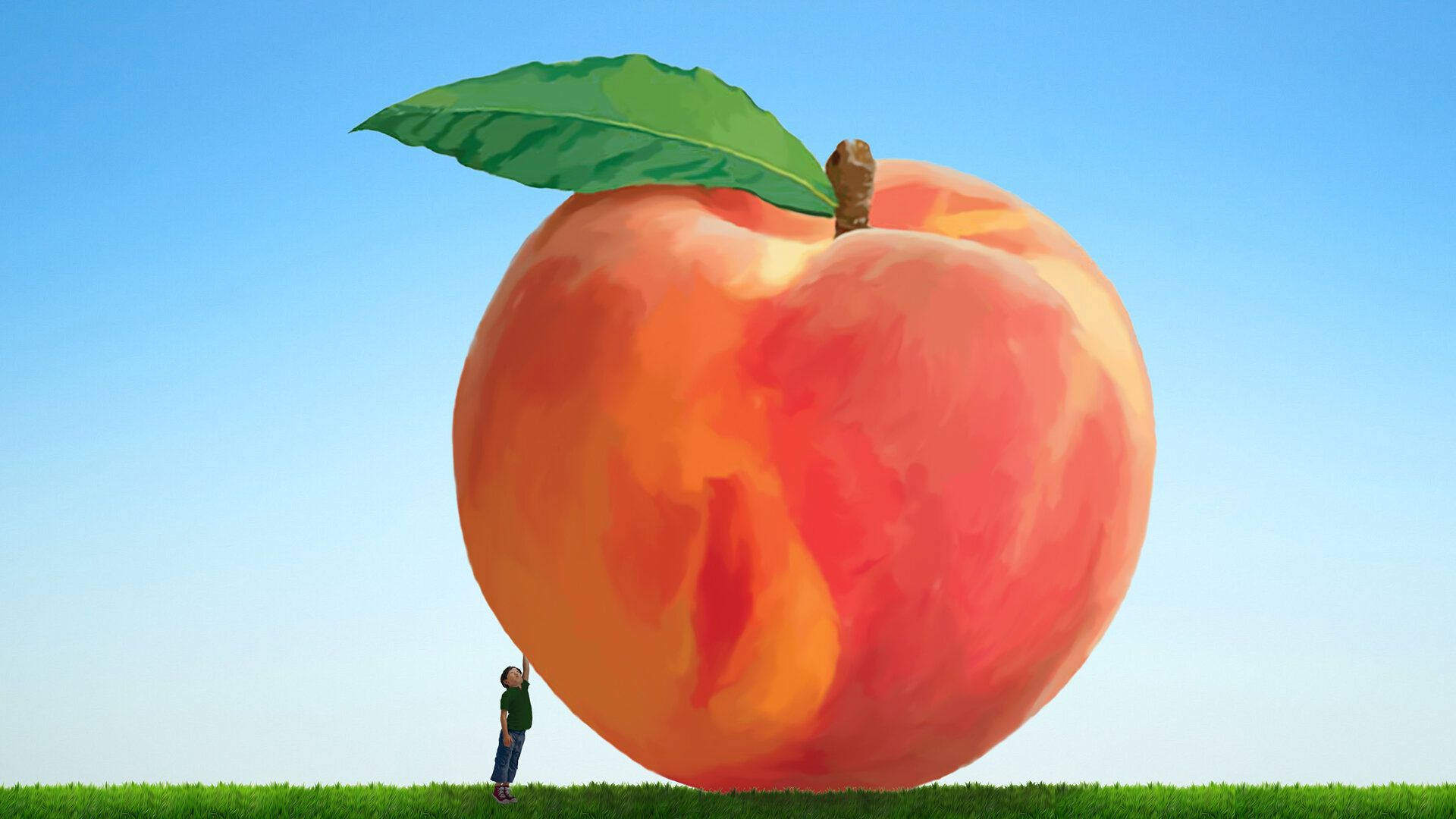 詹姆斯與巨 peach：詹姆斯站在巨 peach 旁 壁紙 — 一個小人站在一個巨大的桃子前，帶著一片綠葉，在晴朗的藍天下充滿敬畏。