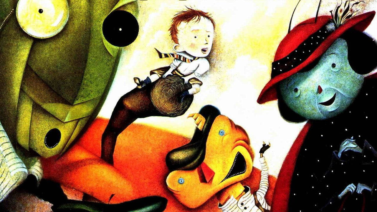 《詹姆斯與巨桃》奇特藝術風格 壁紙 — 一個奇幻的插圖，描繪一個孩子騎著一隻巨大的橙色生物，周圍是超現實、友好的怪物角色，場景如夢似幻。