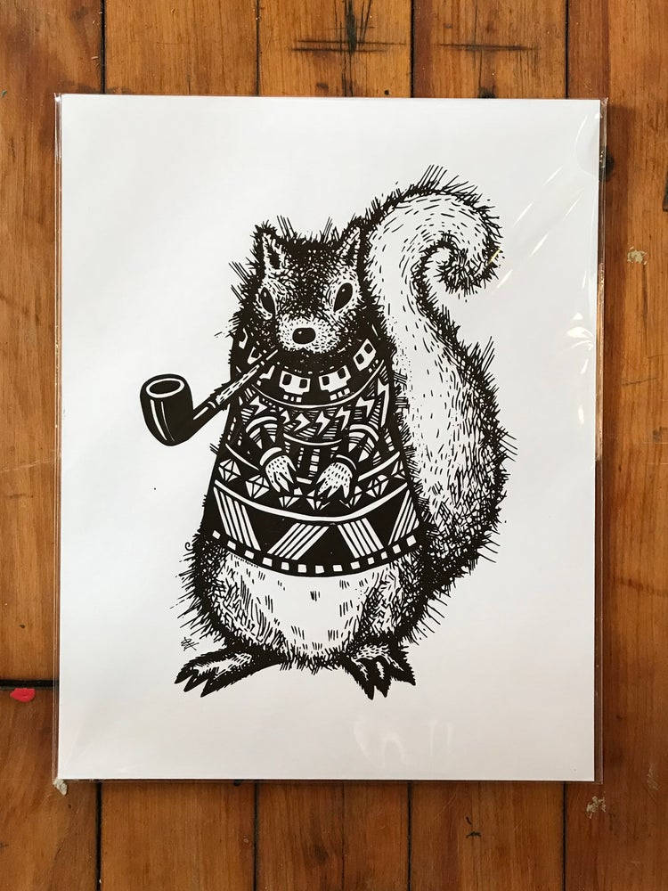 誇張松鼠黑白插畫 壁紙 — 一幅異想天開的黑白插圖，描繪一隻穿著圖案毛衣、在木質表面上抽煙斗的松鼠。