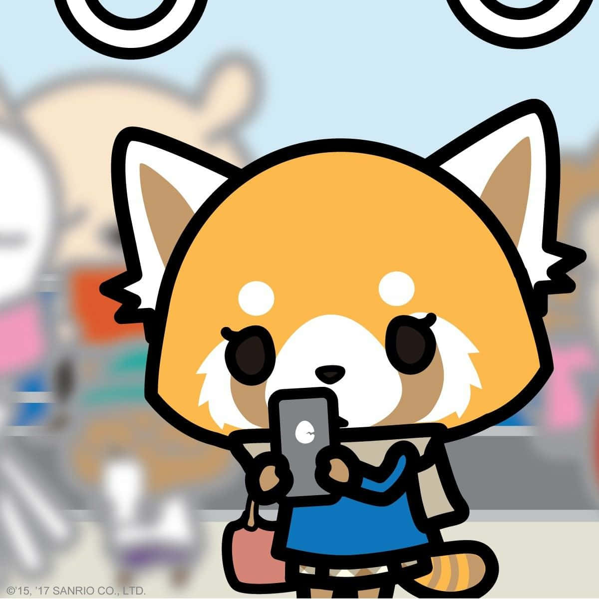 認識Aggretsuko——愛死亡金屬的辦公室女孩 壁紙 — 一隻可愛的卡通小熊貓穿著藍色連衣裙，在模糊的城市背景中拿著智能手機。