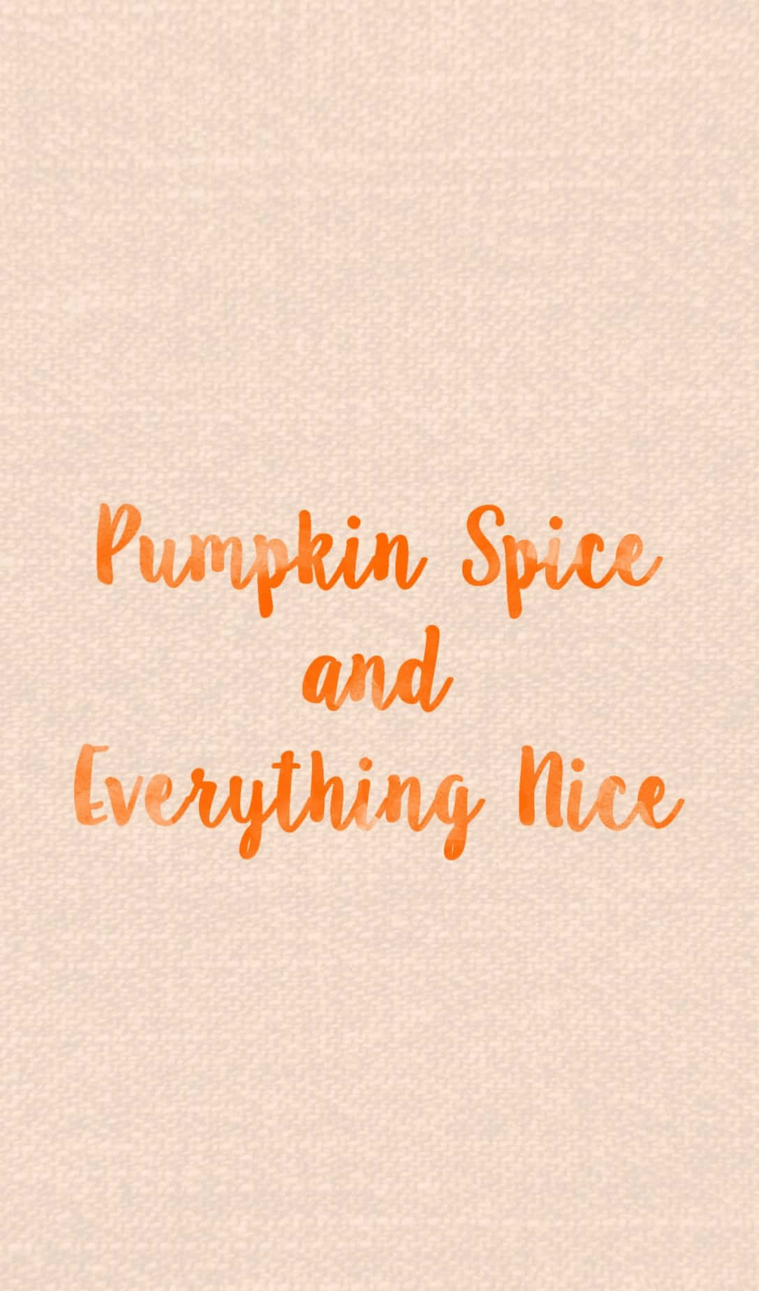 橙色手寫文字 pumpkin spice and everything nice 在米色紋理背景上。