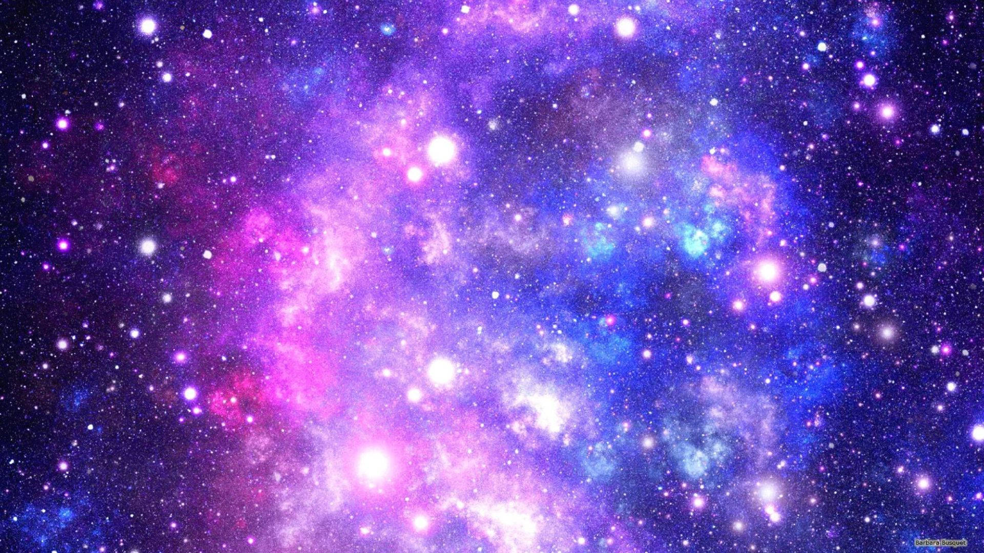 深空中帶有發光星星的充滿活力的紫色、藍色和粉紅色星雲。