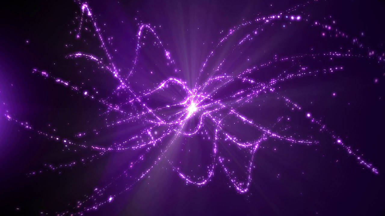 在深色背景上，帶有發光粒子軌跡的紫色宇宙能量爆發。
