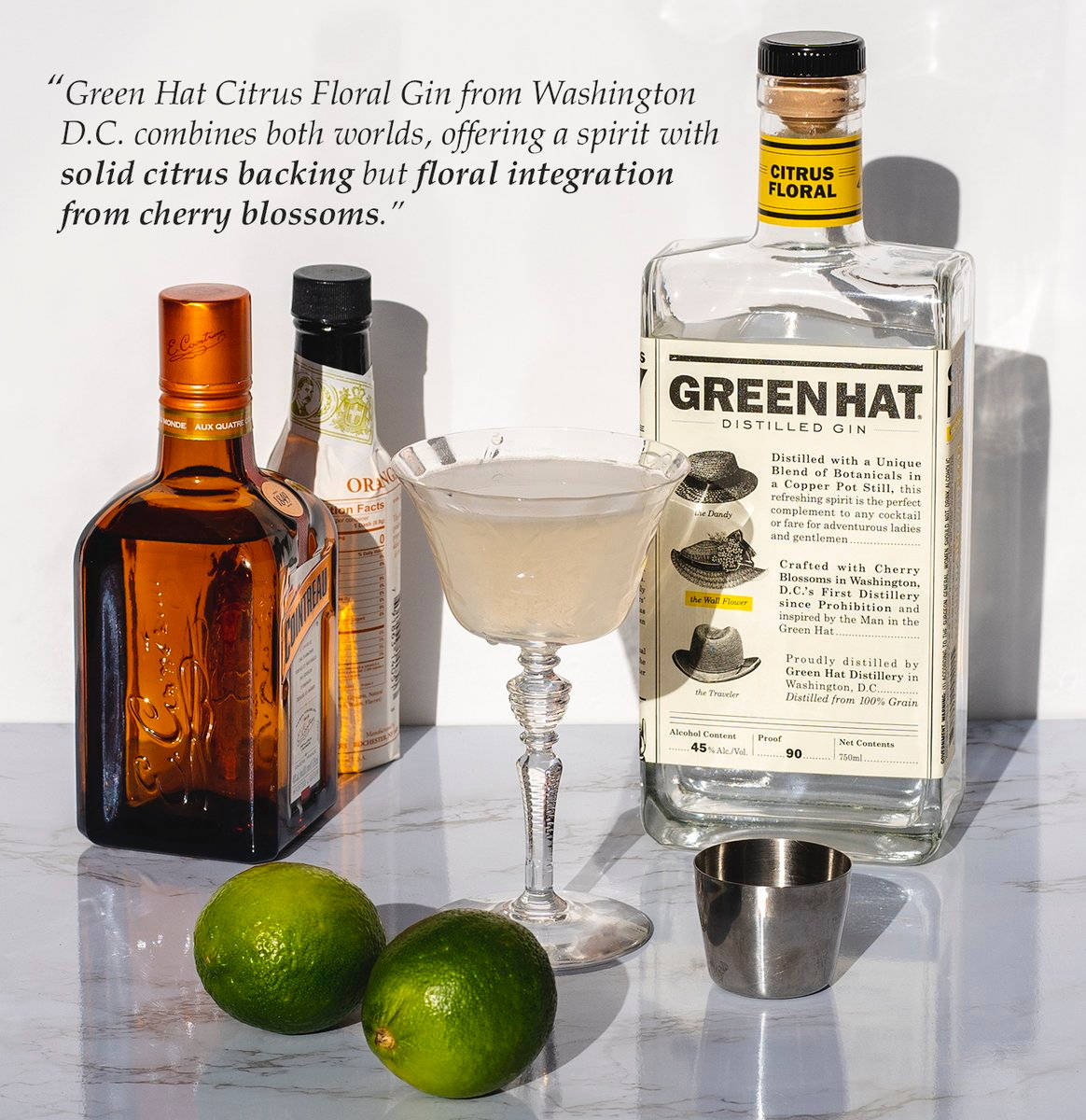 Green Hat氈酒瓶、雞尾酒杯和青檸放在大理石上，附有描述文字。