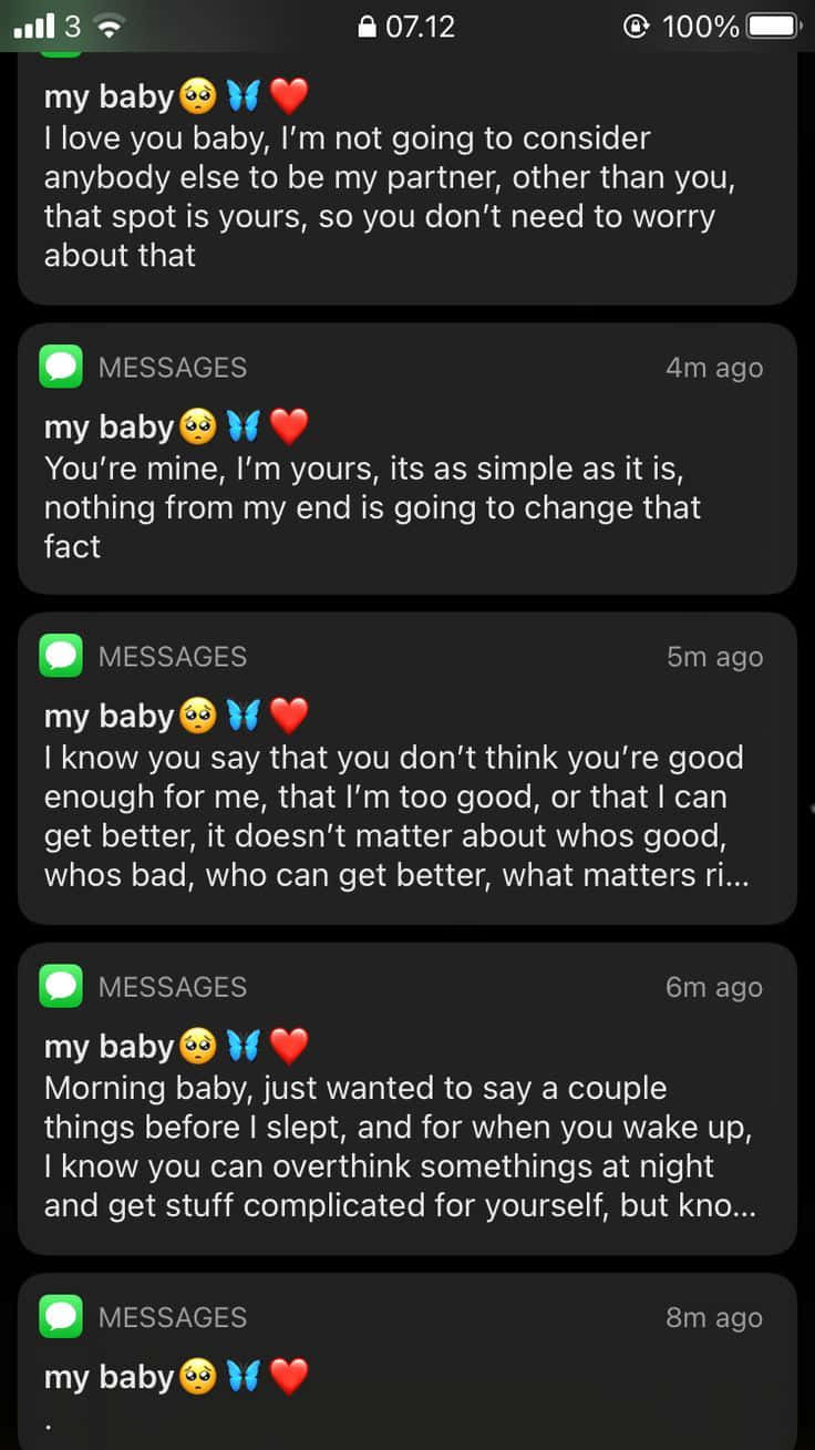 手機屏幕顯示來自伴侶給「寶貝」的充滿愛意的文字訊息。