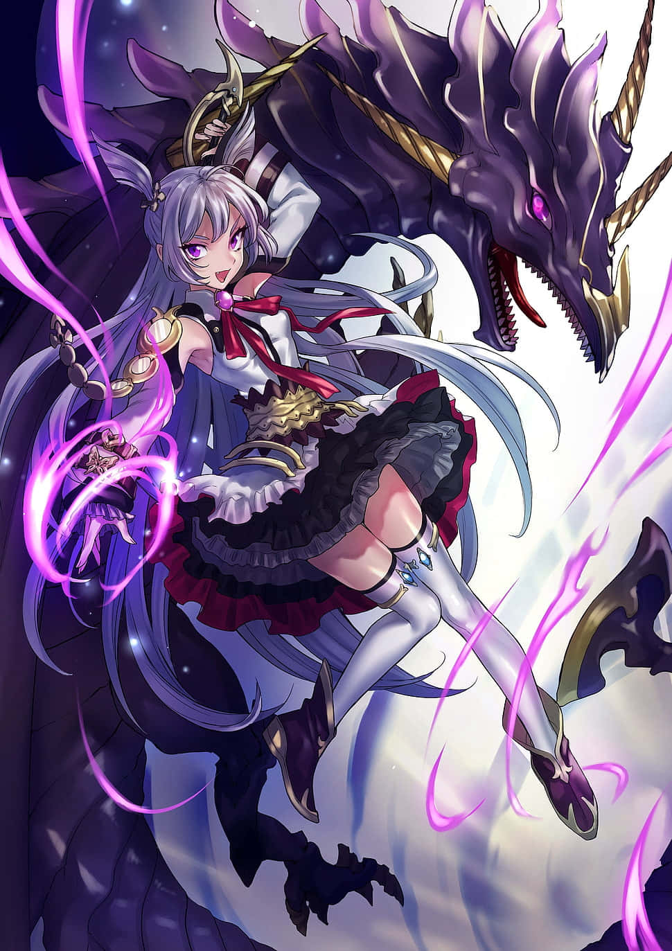誠意魔法師維阿提斯與紫龍 壁紙 — 一位銀髮動漫女孩穿著荷葉邊服裝，騎著一條紫色龍，周圍有發光的粉紅色能量旋轉，背景是星空夜空。