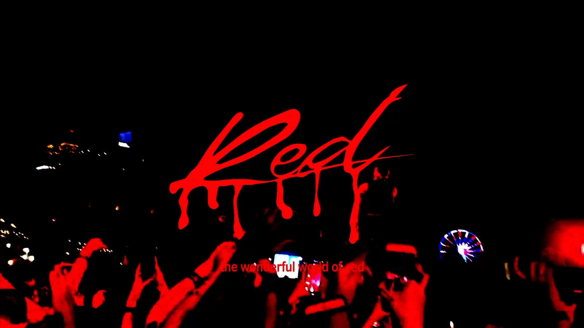紅光演唱會的人群，上方有滴落的「Red」文字。