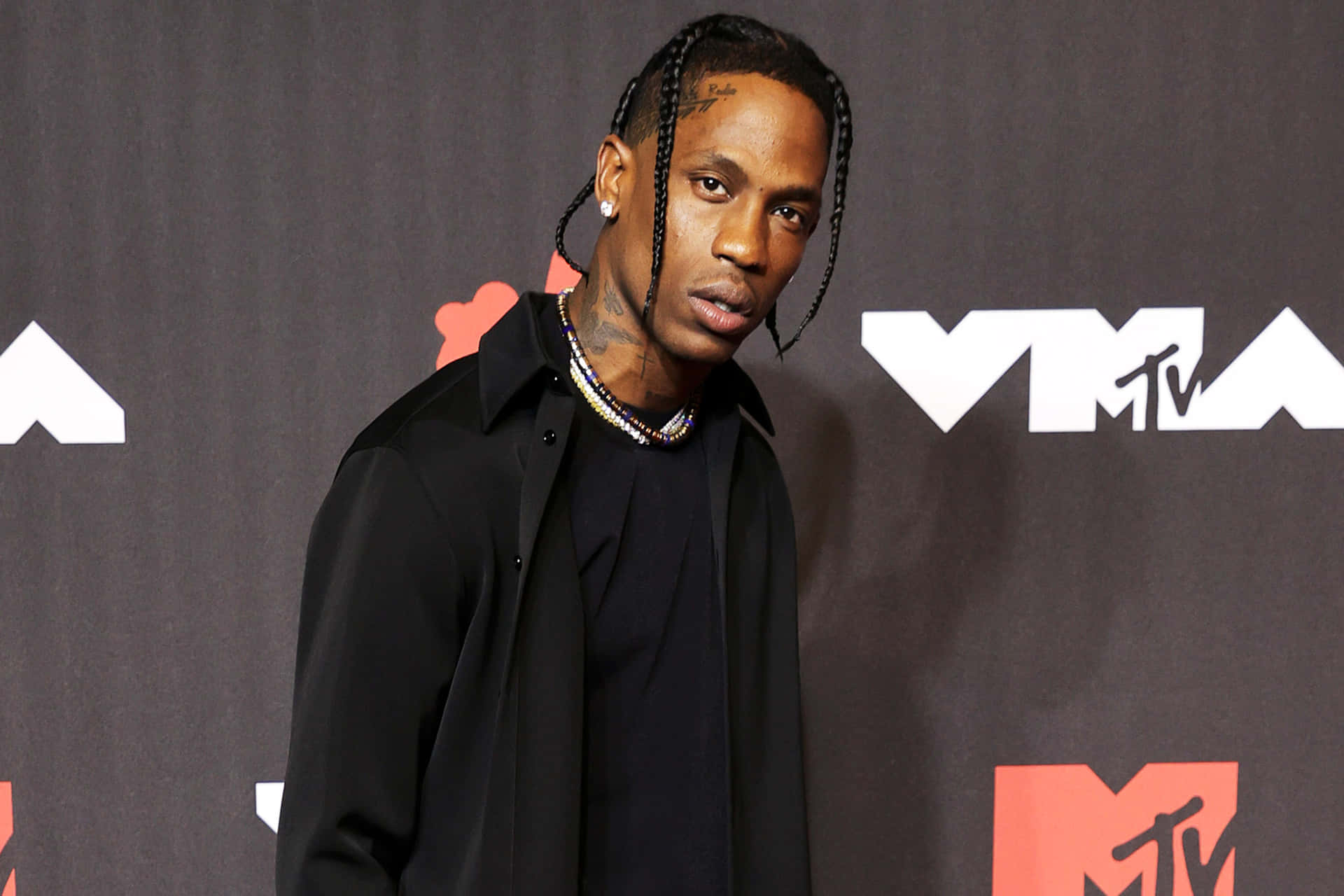 Travis Scott 在 MTV 活動中穿著黑色服裝和層疊項鍊。