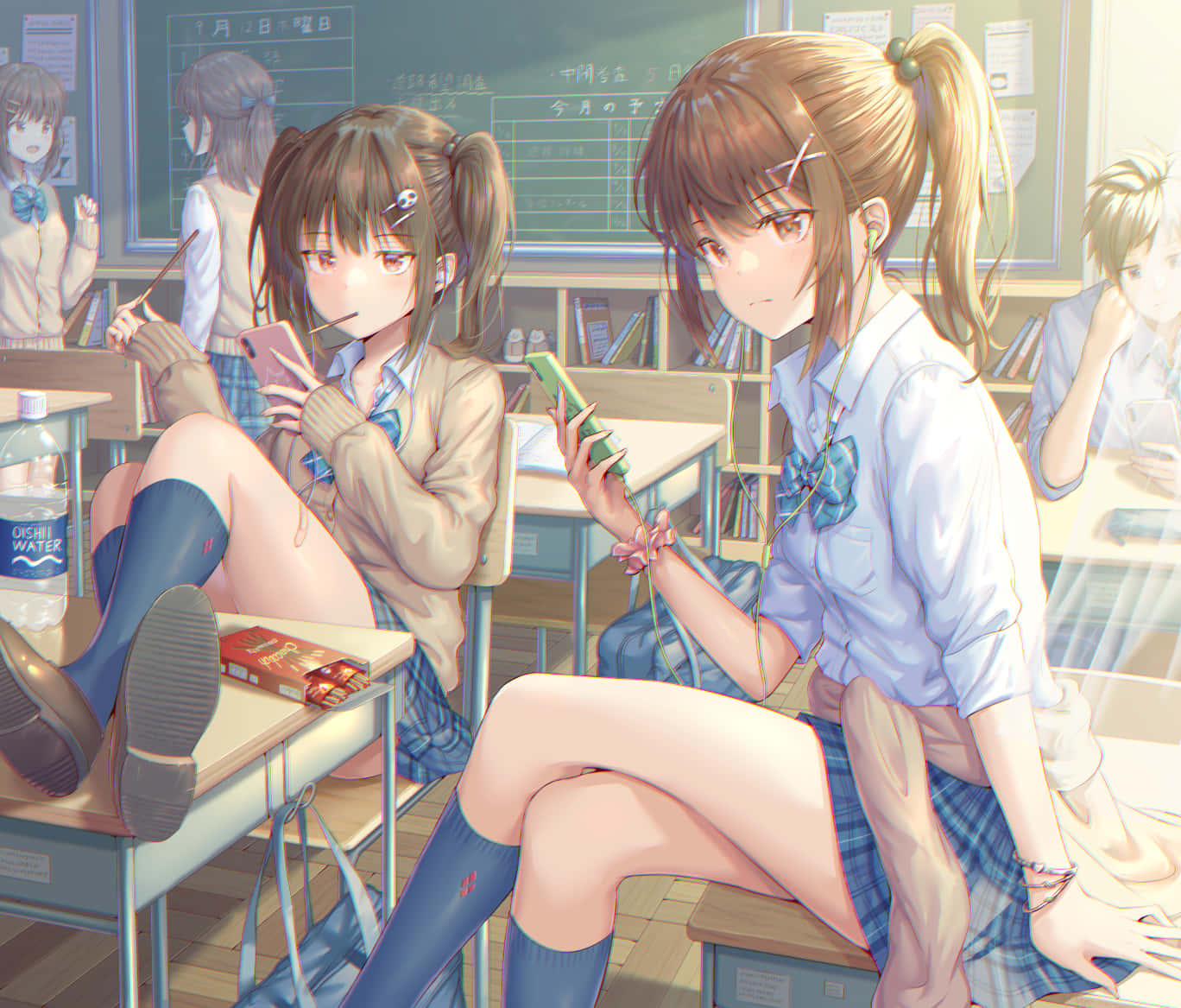 兩個穿著校服的動漫女孩在教室裡使用手機。