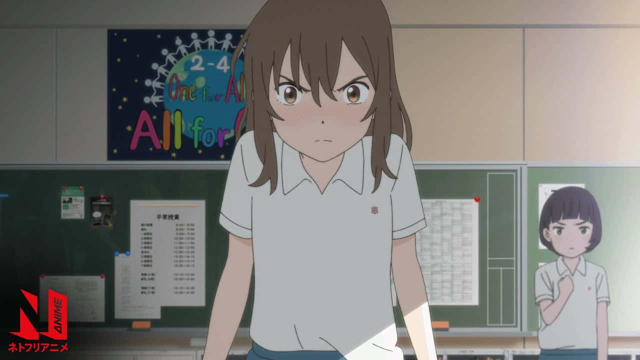 調頻收聽《一 whisker 遠》的魔法冒險 壁紙 — 一個堅定的動畫女學生穿著校服站在教室裡，背景有另一個學生。