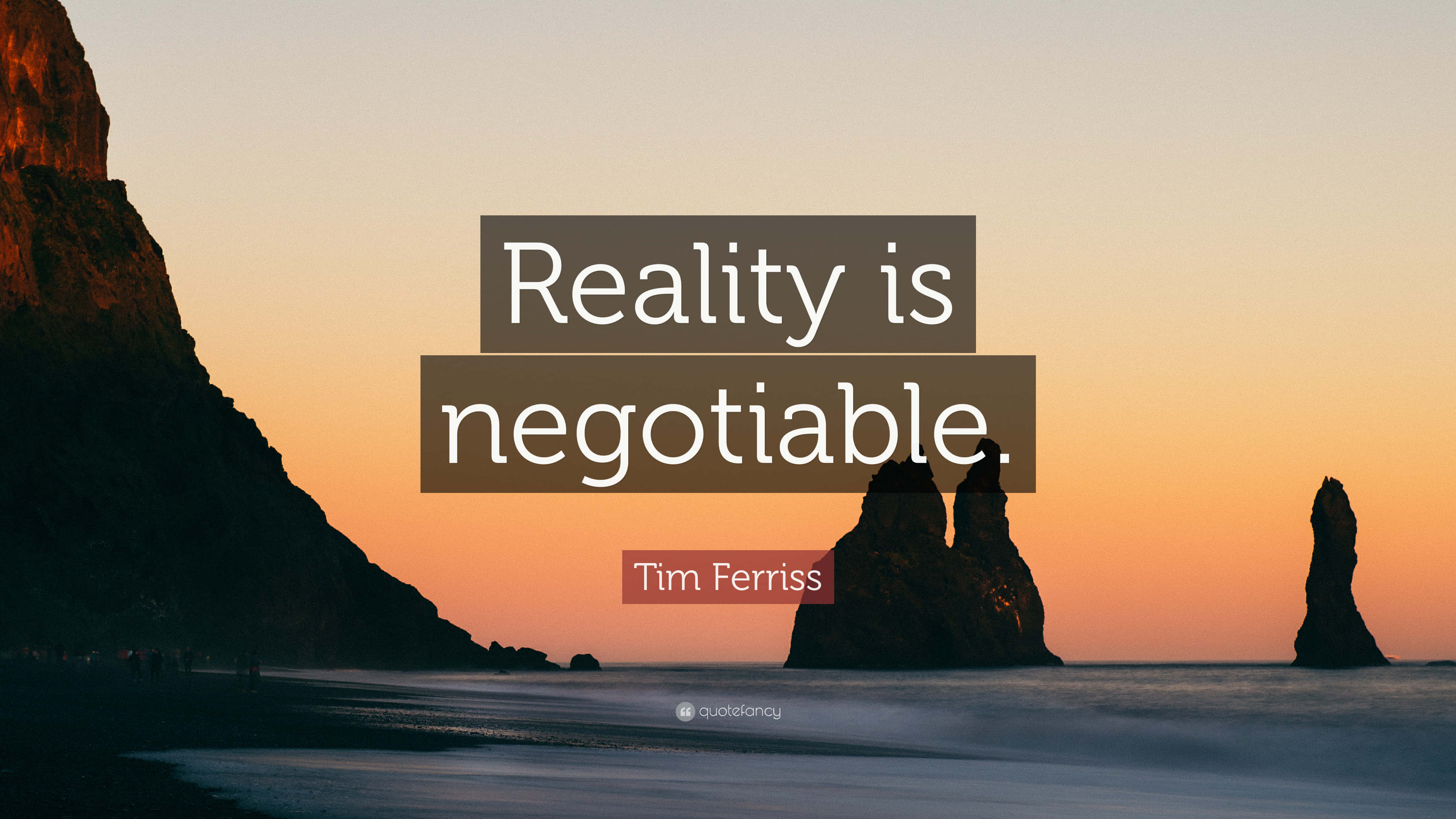 談判的現實 壁紙 — 海岸懸崖上的日落，疊加了Tim Ferriss的名言「reality is negotiable」。