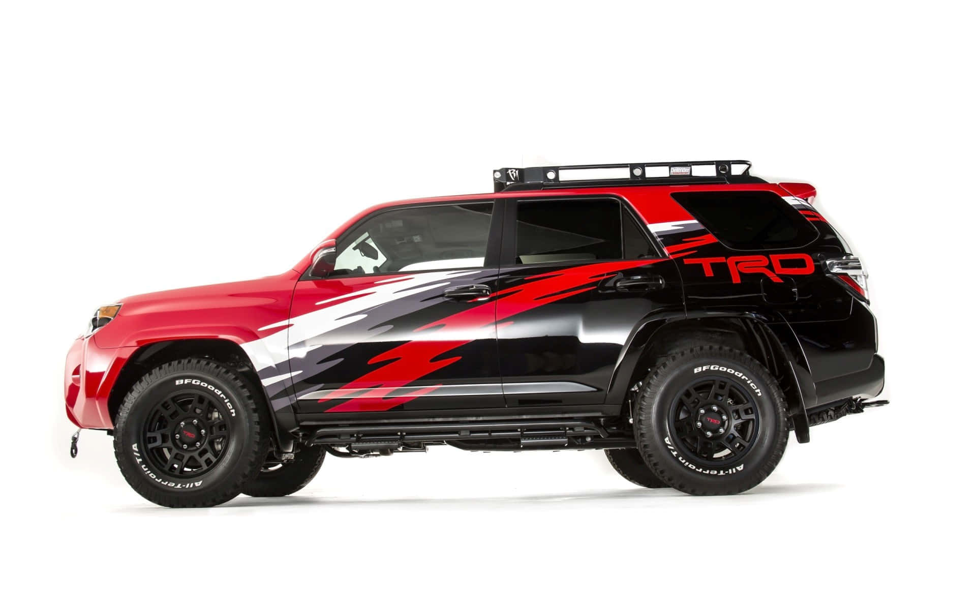 訂製紅黑豐田 4Runner TRD，配備賽車條紋和越野輪胎。