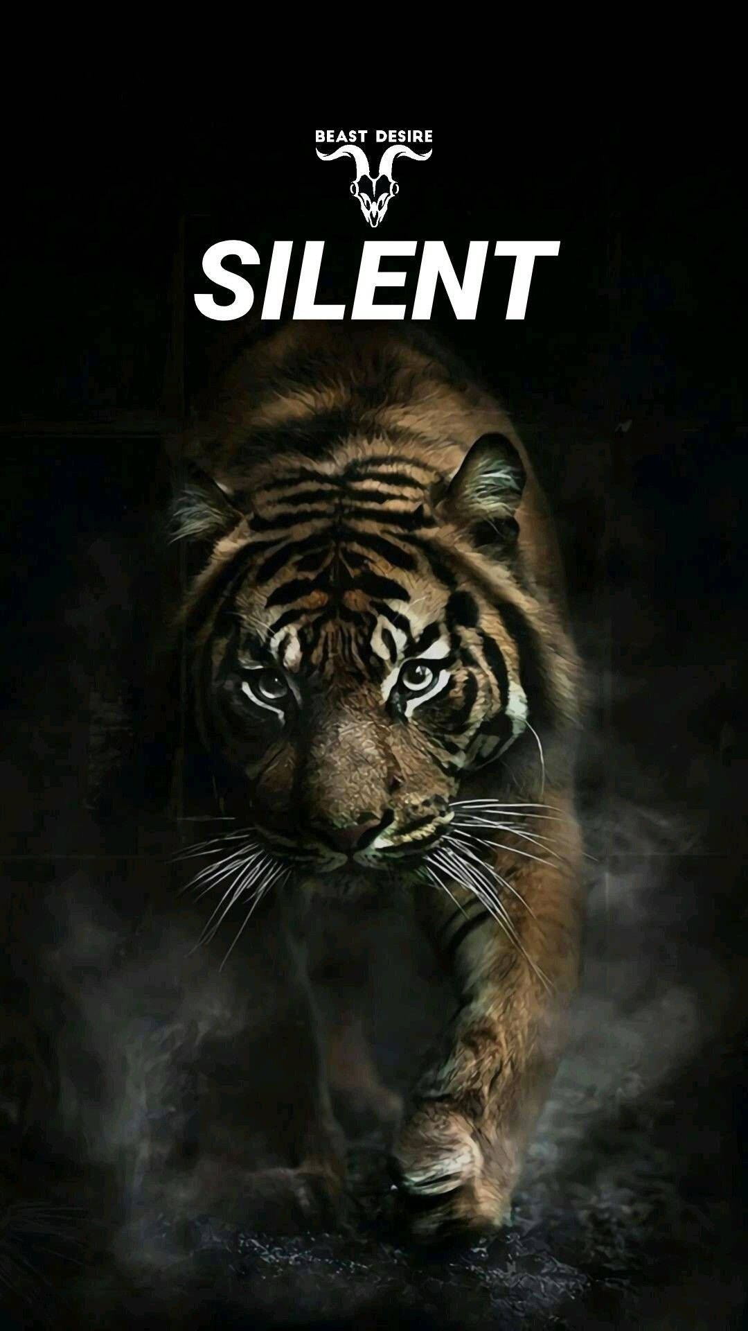 一隻老虎穿過煙霧向前邁步，眼睛發光，上方有「silent」一詞。