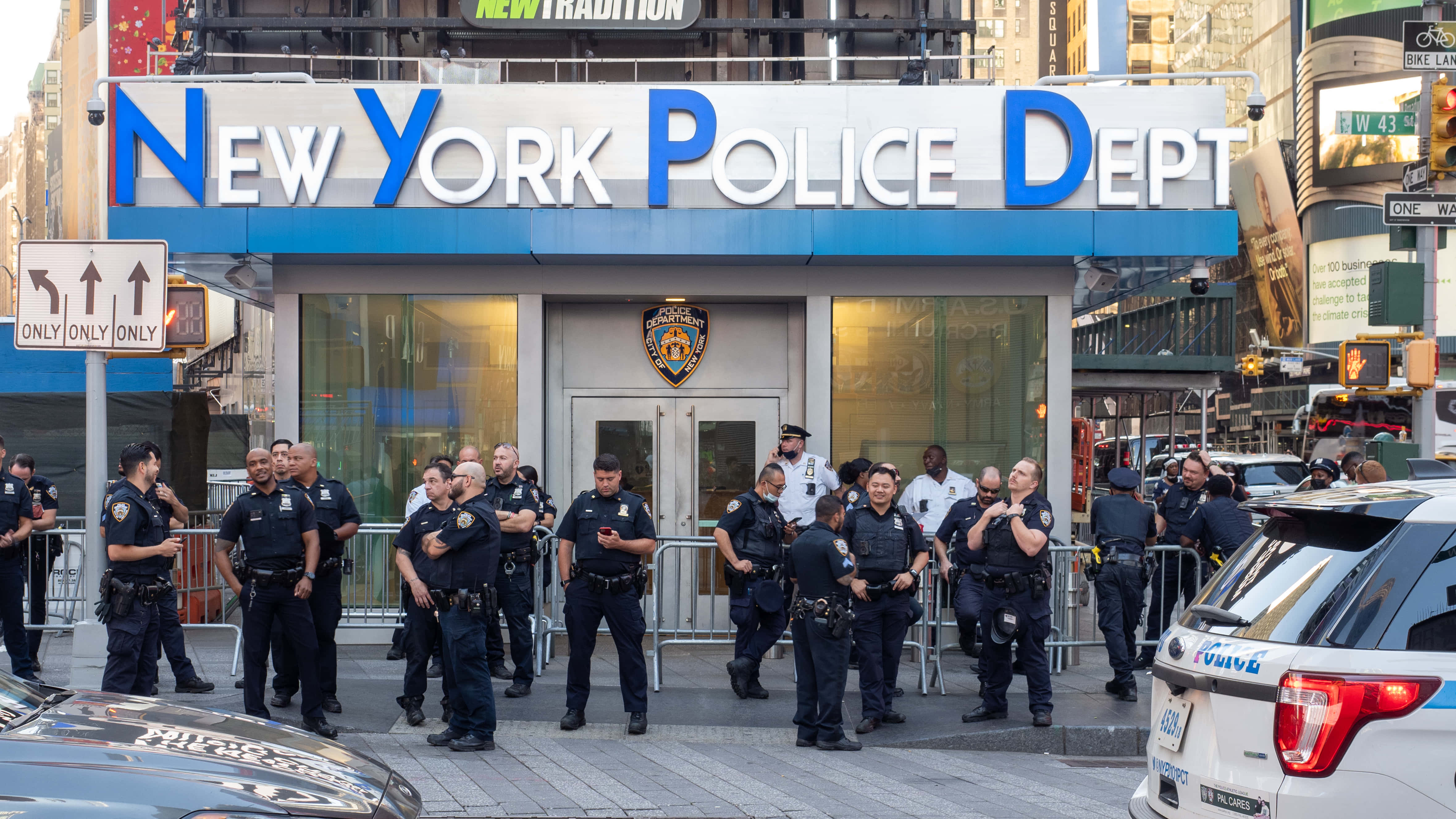警察 桌布 壁紙 — 警察在紐約市警察局分局外，在繁忙的城市街道上列隊站立。