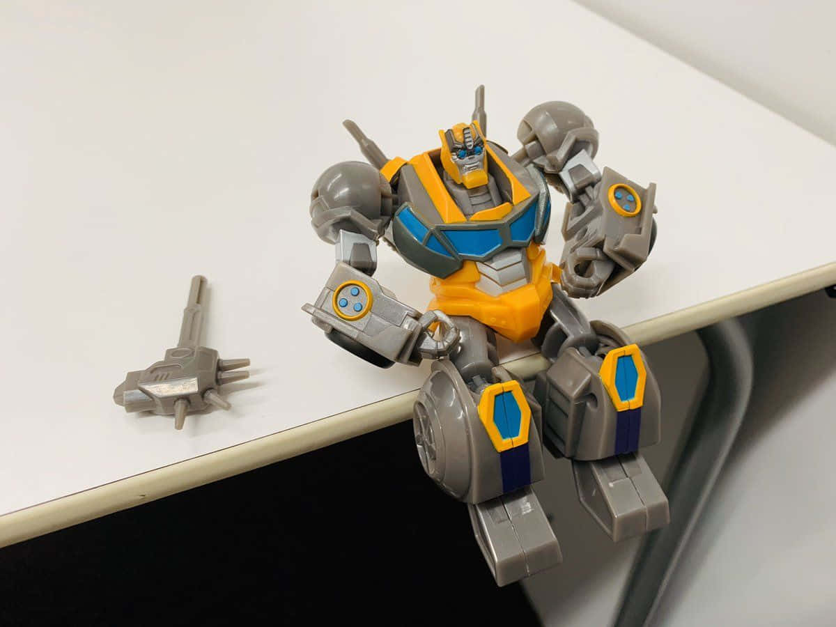 Bumblebee變形金剛玩具機械人在白色書桌上，武器分離。