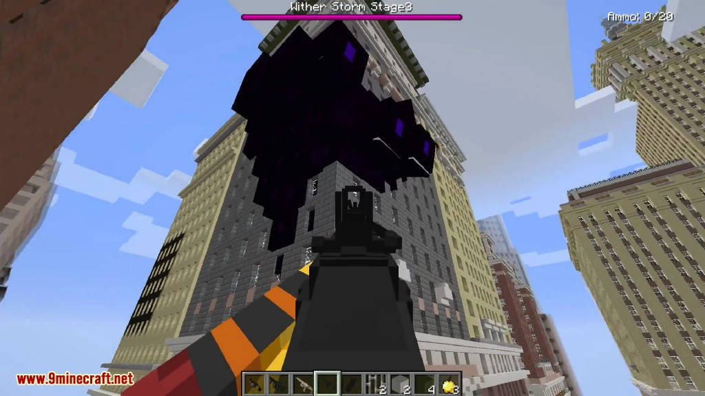 變異風暴凋零 壁紙 — 玩家面對一隻巨大枯萎的龍，在Minecraft模組場景中翱翔於方塊城市景觀之上。