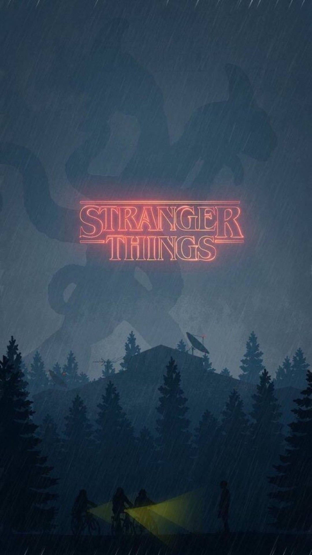 四個手持電筒的人物在發光的Stranger Things標誌下穿過雨林。