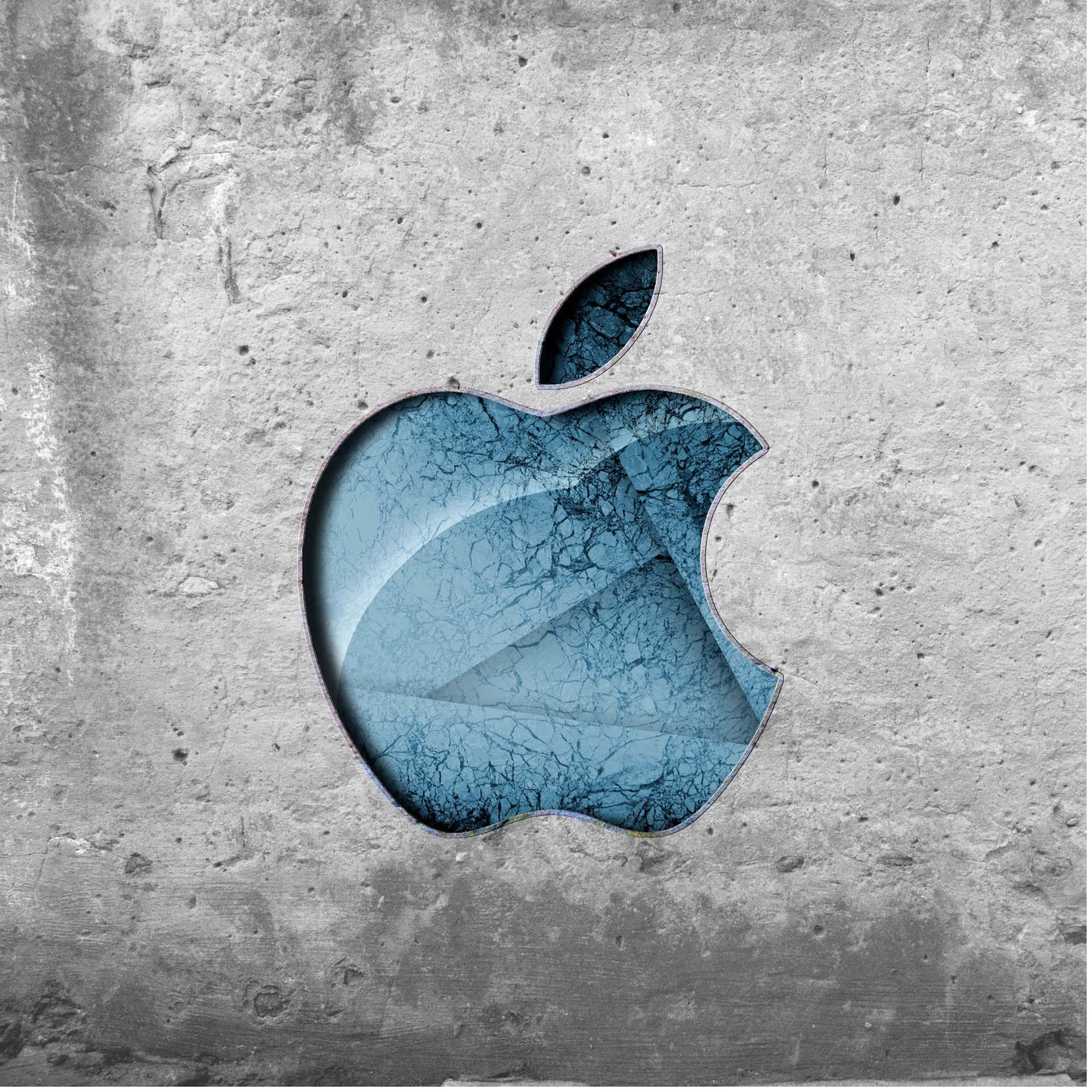 藍色裂紋玻璃Apple標誌嵌入灰色混凝土牆中。