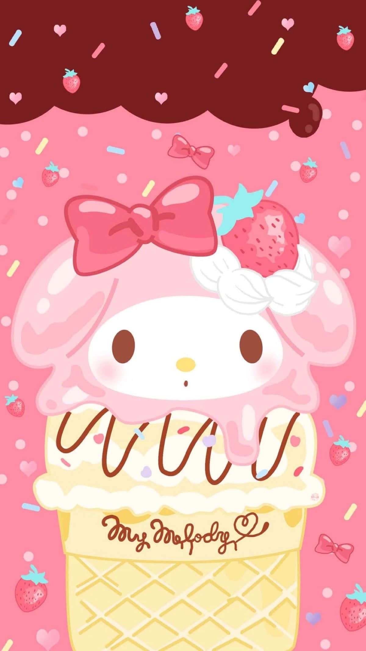 讓My Melody為你的一天帶來歡樂 壁紙 — My Melody 坐在一個巨大的草莓冰淇淋甜筒上，淋上朱古力醬和彩色糖粒，背景為粉紅色。