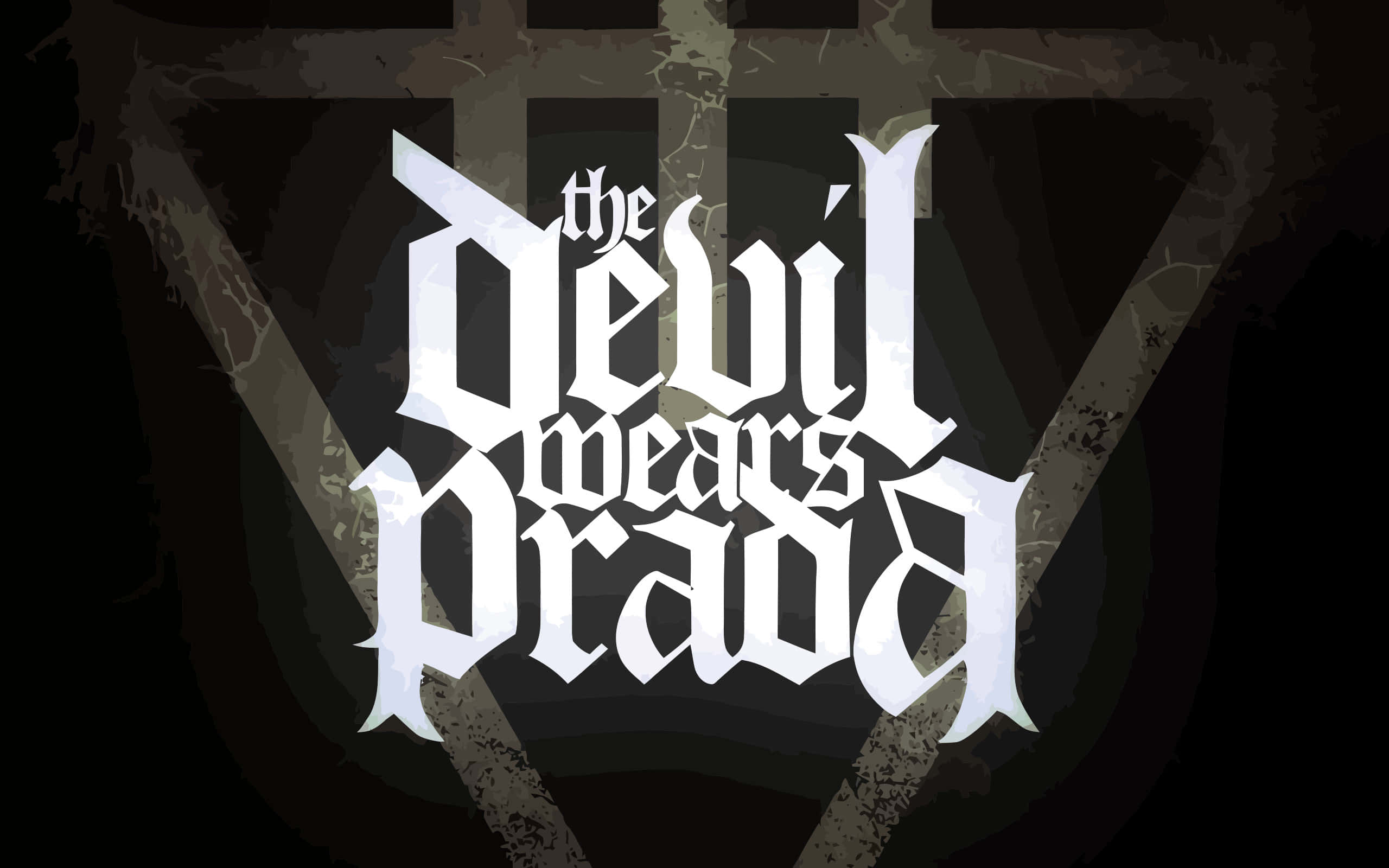 讓Prada為你發聲 壁紙 — 粗體白色哥德式文字寫著「the devil wears prada」，背景為深色紋理，帶有三角形框架。