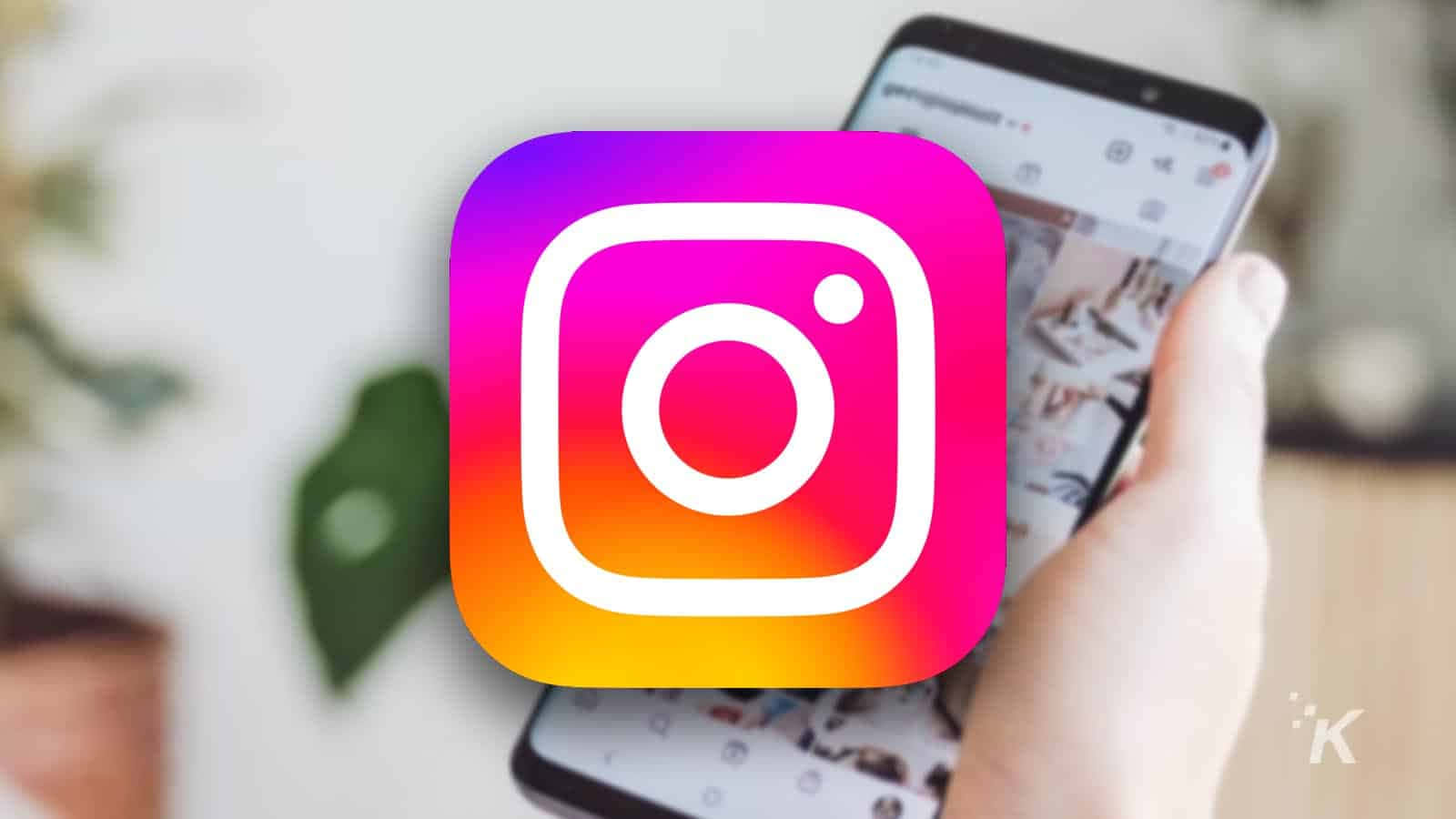 手拿著顯示Instagram應用程式標誌的電話。