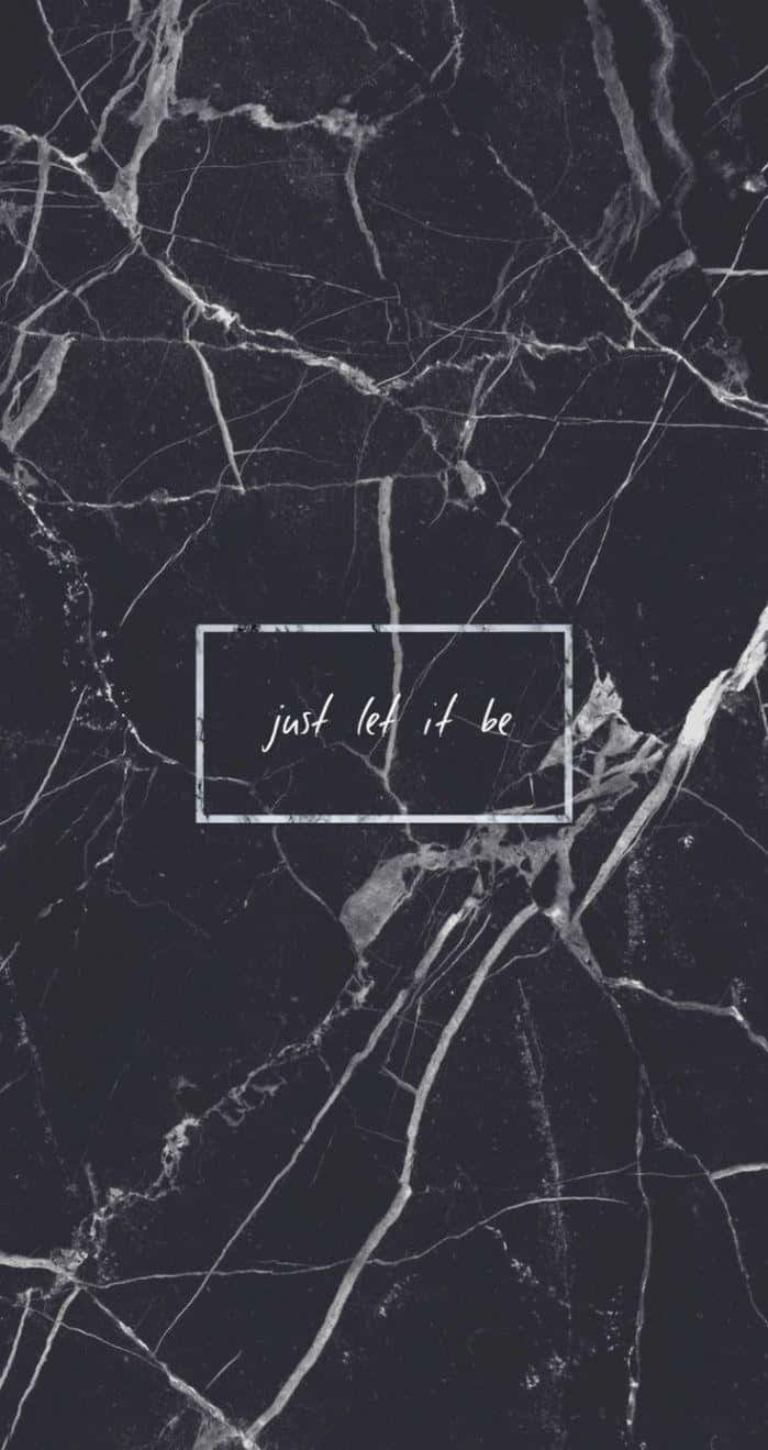 帶有白色紋理的黑色大理石背景和一個寫著 just let it be 的文字框。